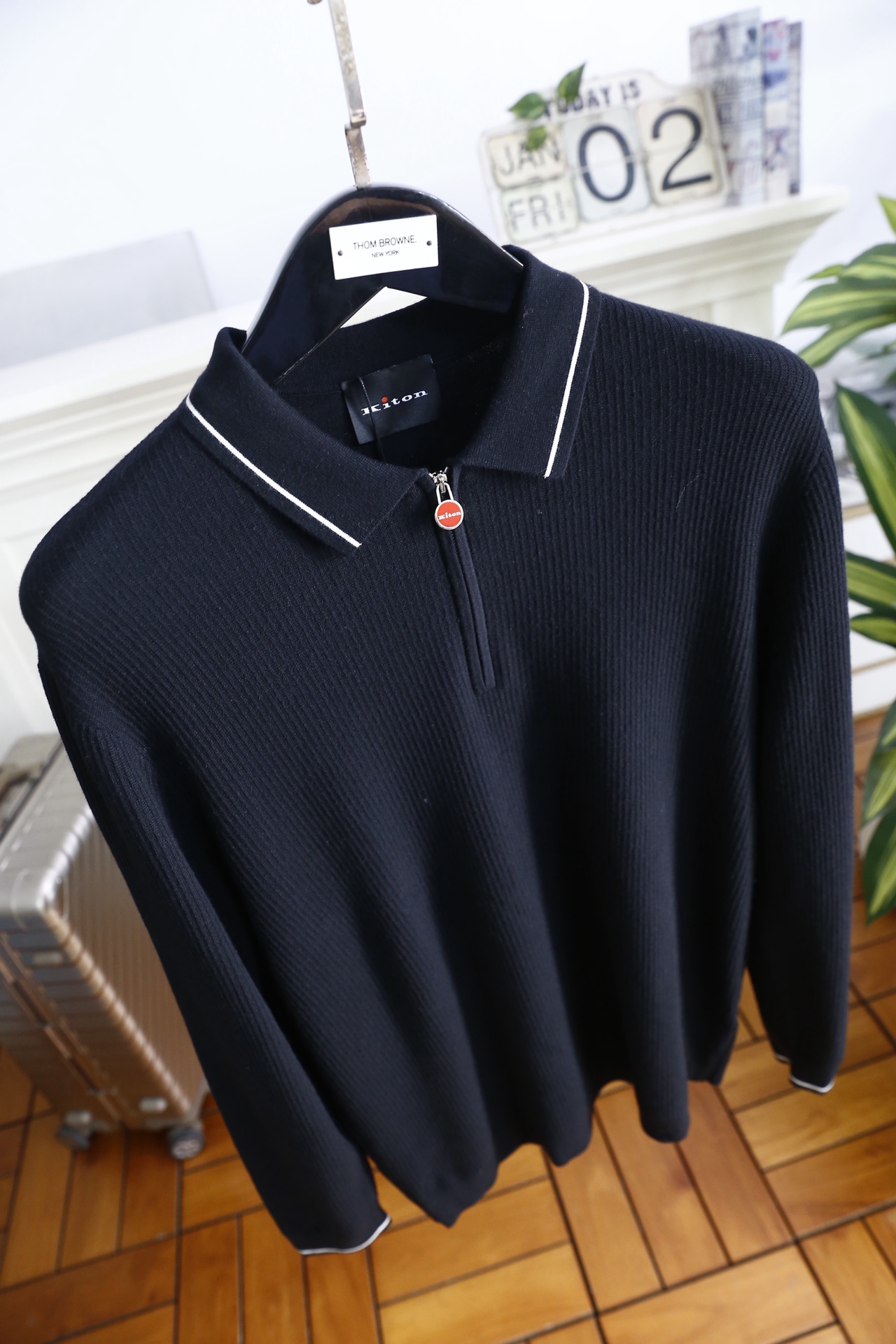 🔥kiton.25秋冬男士针织Polo衫，是秋冬兼具休闲与精致感的单品，竖坑条纹理为核心设计亮点。合身版