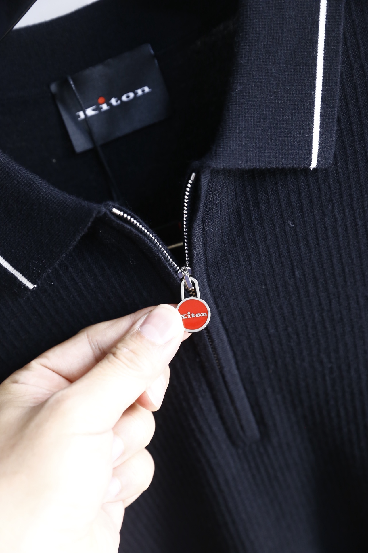 🔥kiton.25秋冬男士针织Polo衫，是秋冬兼具休闲与精致感的单品，竖坑条纹理为核心设计亮点。合身版