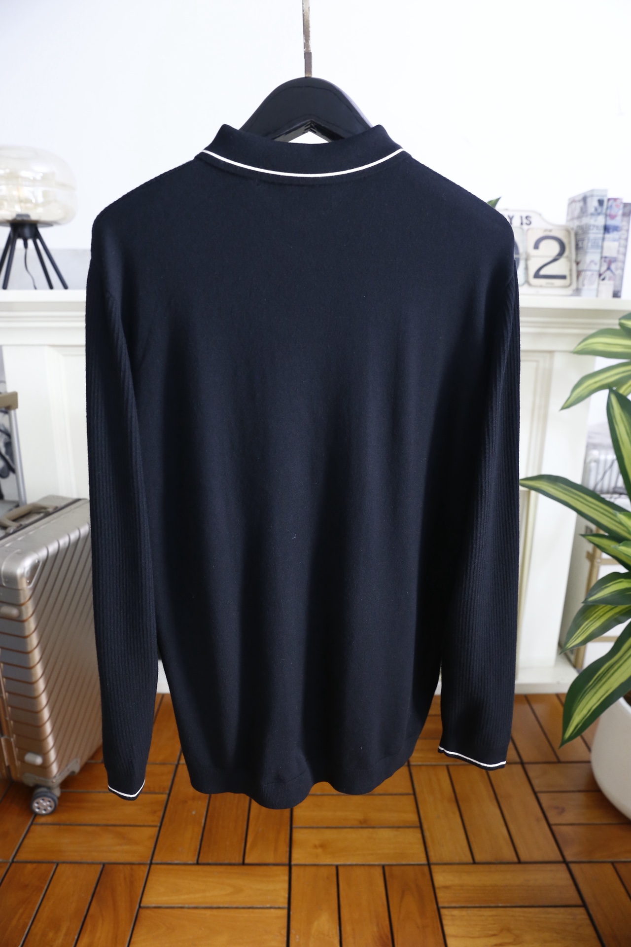 🔥kiton.25秋冬男士针织Polo衫，是秋冬兼具休闲与精致感的单品，竖坑条纹理为核心设计亮点。合身版