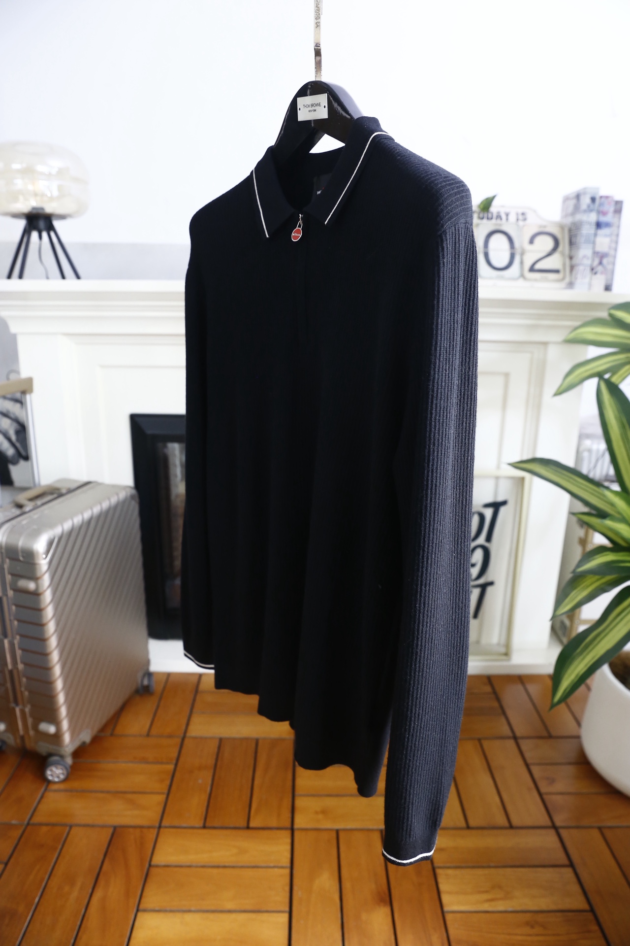 🔥kiton.25秋冬男士针织Polo衫，是秋冬兼具休闲与精致感的单品，竖坑条纹理为核心设计亮点。合身版