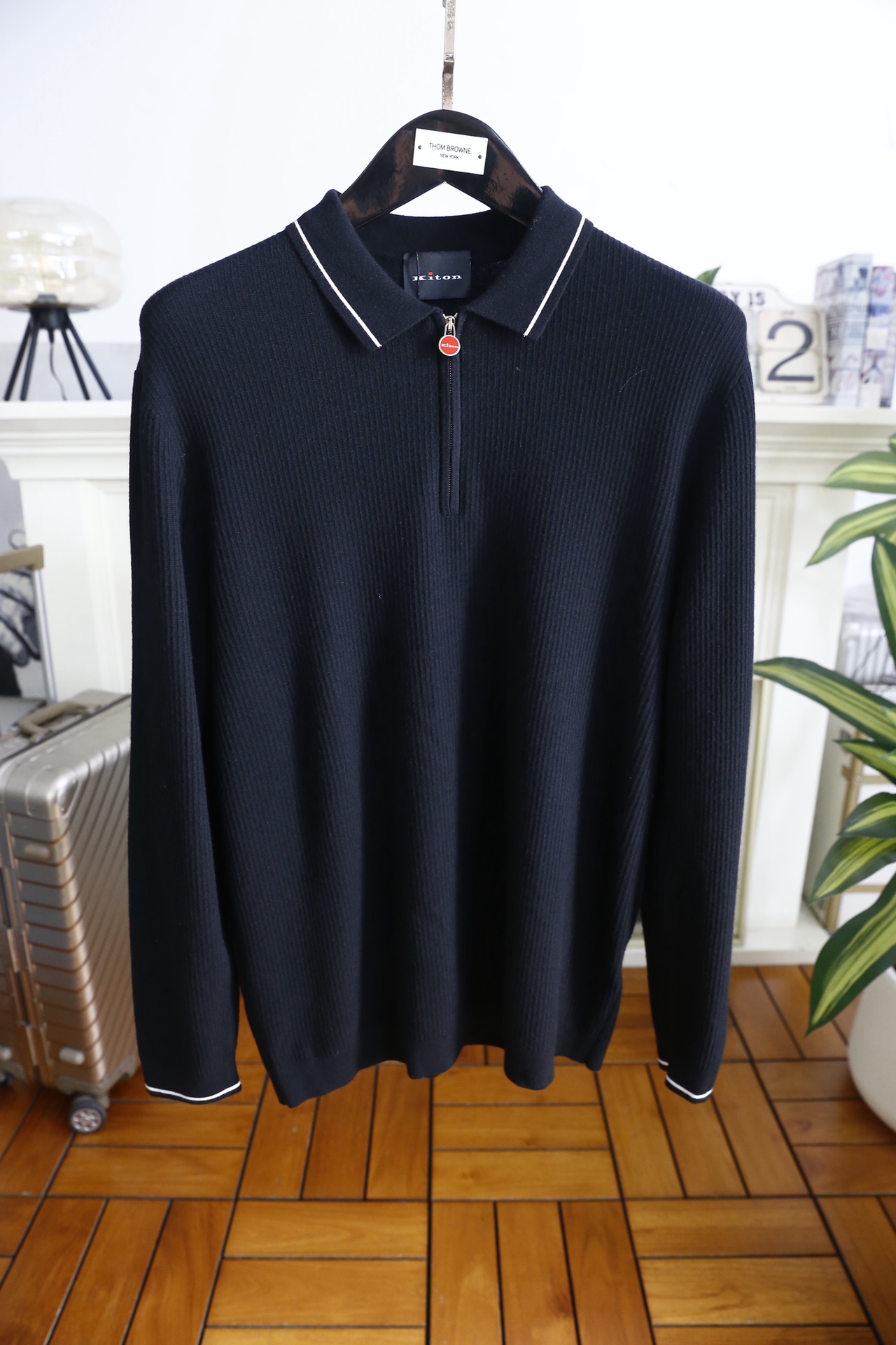 🔥kiton.25秋冬男士针织Polo衫，是秋冬兼具休闲与精致感的单品，竖坑条纹理为核心设计亮点。合身版