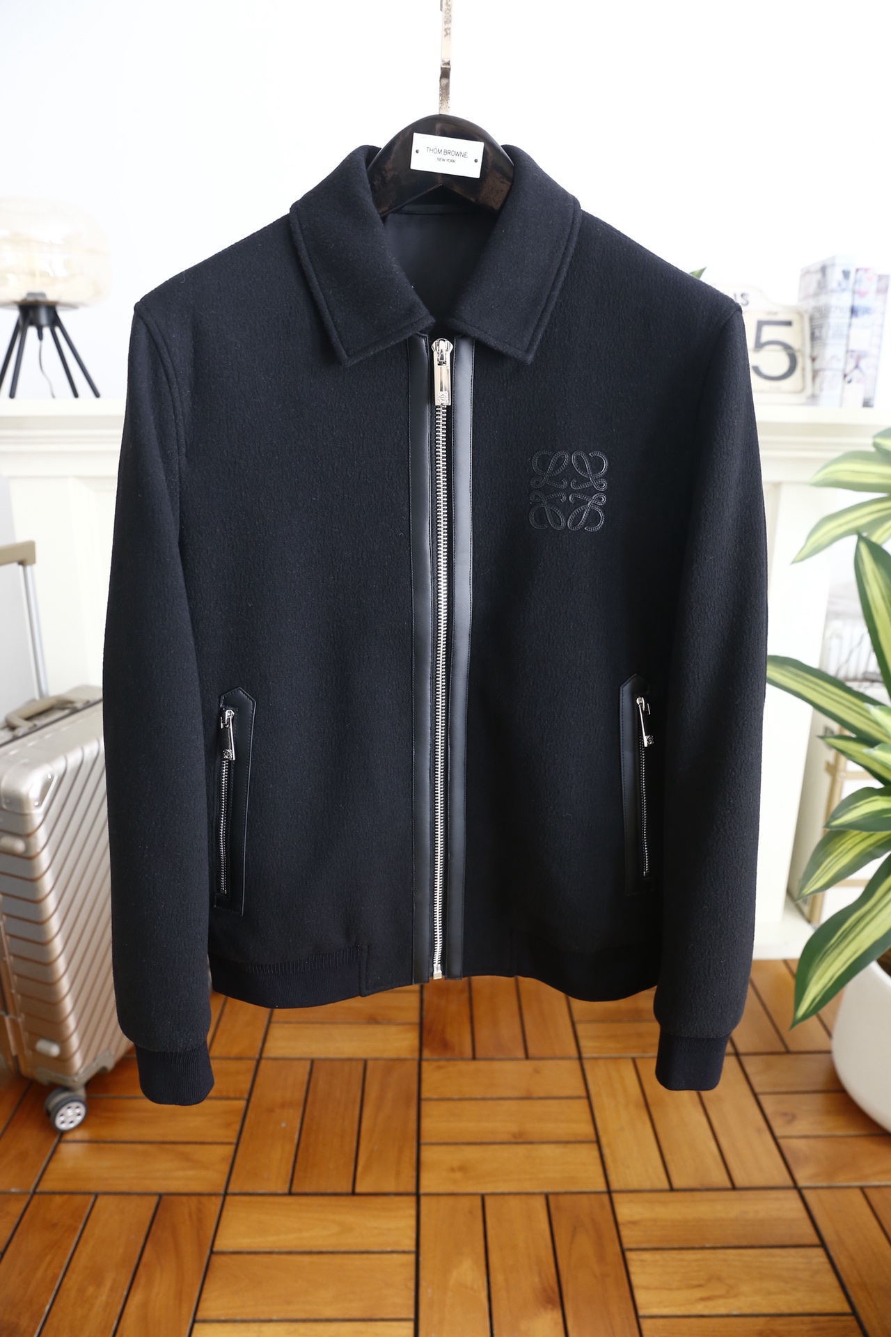 🔥罗意威.25秋冬男士翻领夹克👍采用舒适抗风保暖面料✅触感柔软亲肤且富有质感，耐磨抗造的同时兼具良好的透