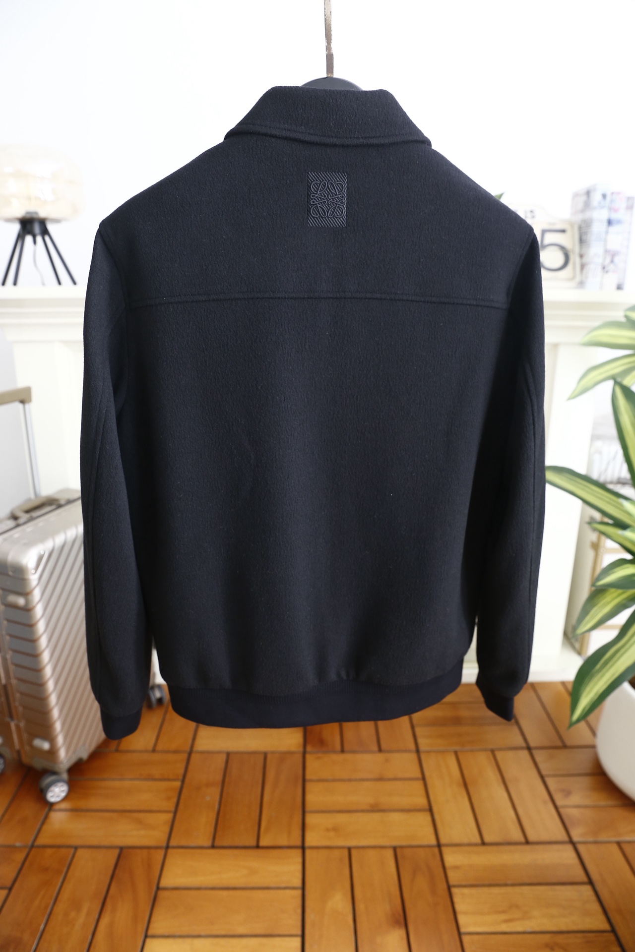 🔥罗意威.25秋冬男士翻领夹克👍采用舒适抗风保暖面料✅触感柔软亲肤且富有质感，耐磨抗造的同时兼具良好的透