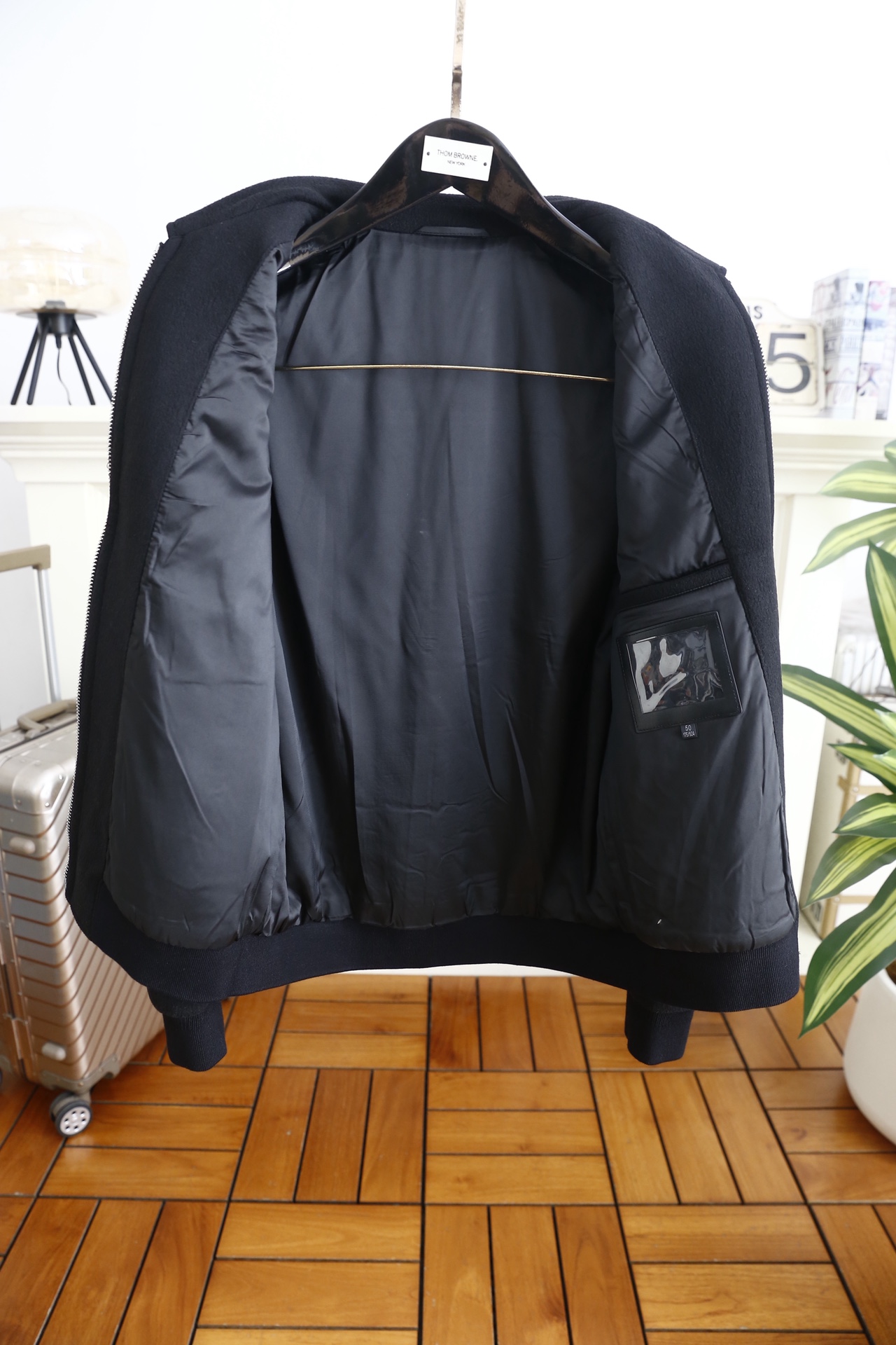 🔥罗意威.25秋冬男士翻领夹克👍采用舒适抗风保暖面料✅触感柔软亲肤且富有质感，耐磨抗造的同时兼具良好的透