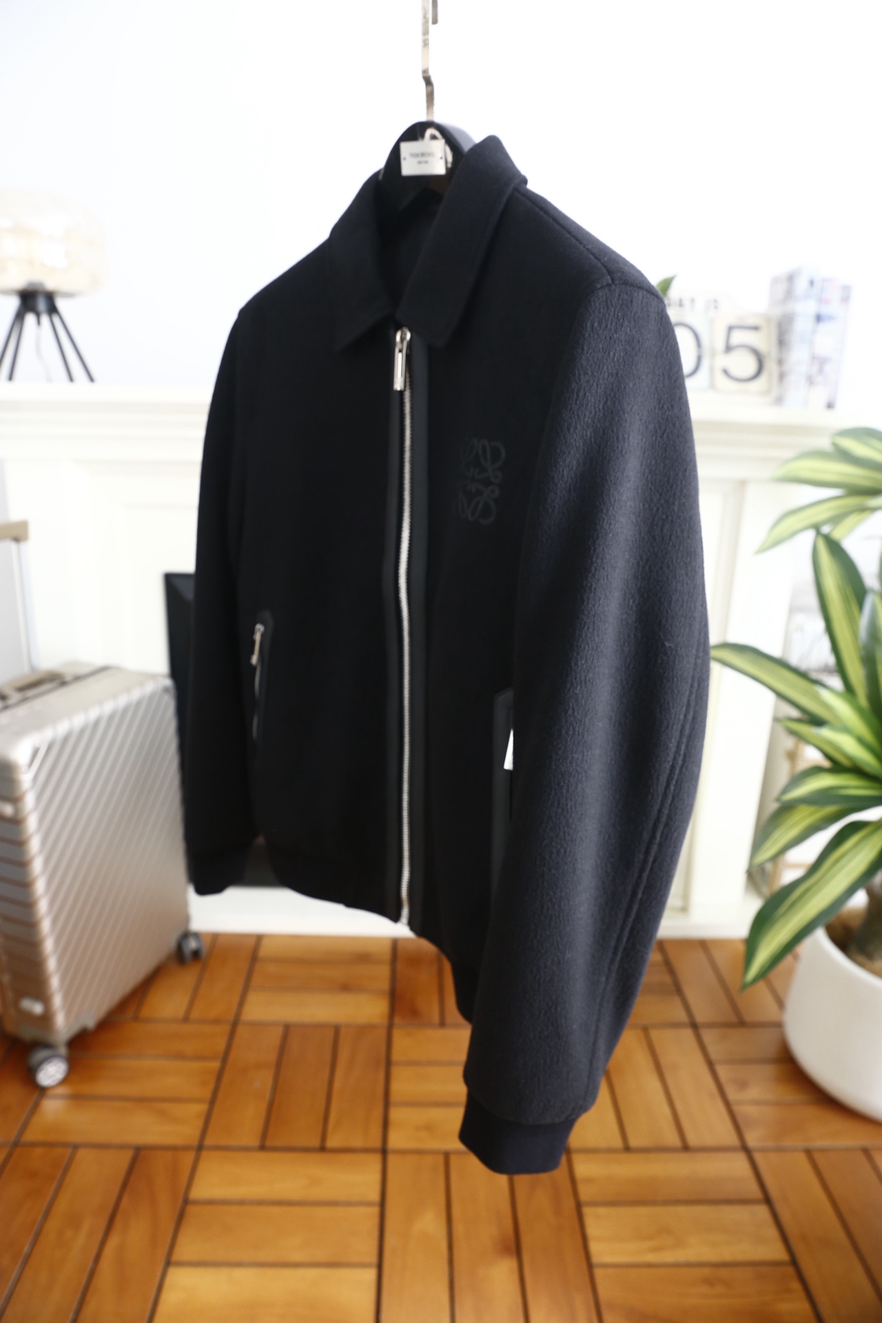 🔥罗意威.25秋冬男士翻领夹克👍采用舒适抗风保暖面料✅触感柔软亲肤且富有质感，耐磨抗造的同时兼具良好的透