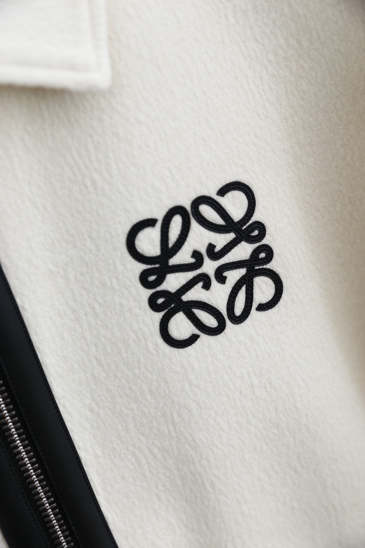 🔥罗意威.25秋冬男士翻领夹克👍采用舒适抗风保暖面料✅触感柔软亲肤且富有质感，耐磨抗造的同时兼具良好的透