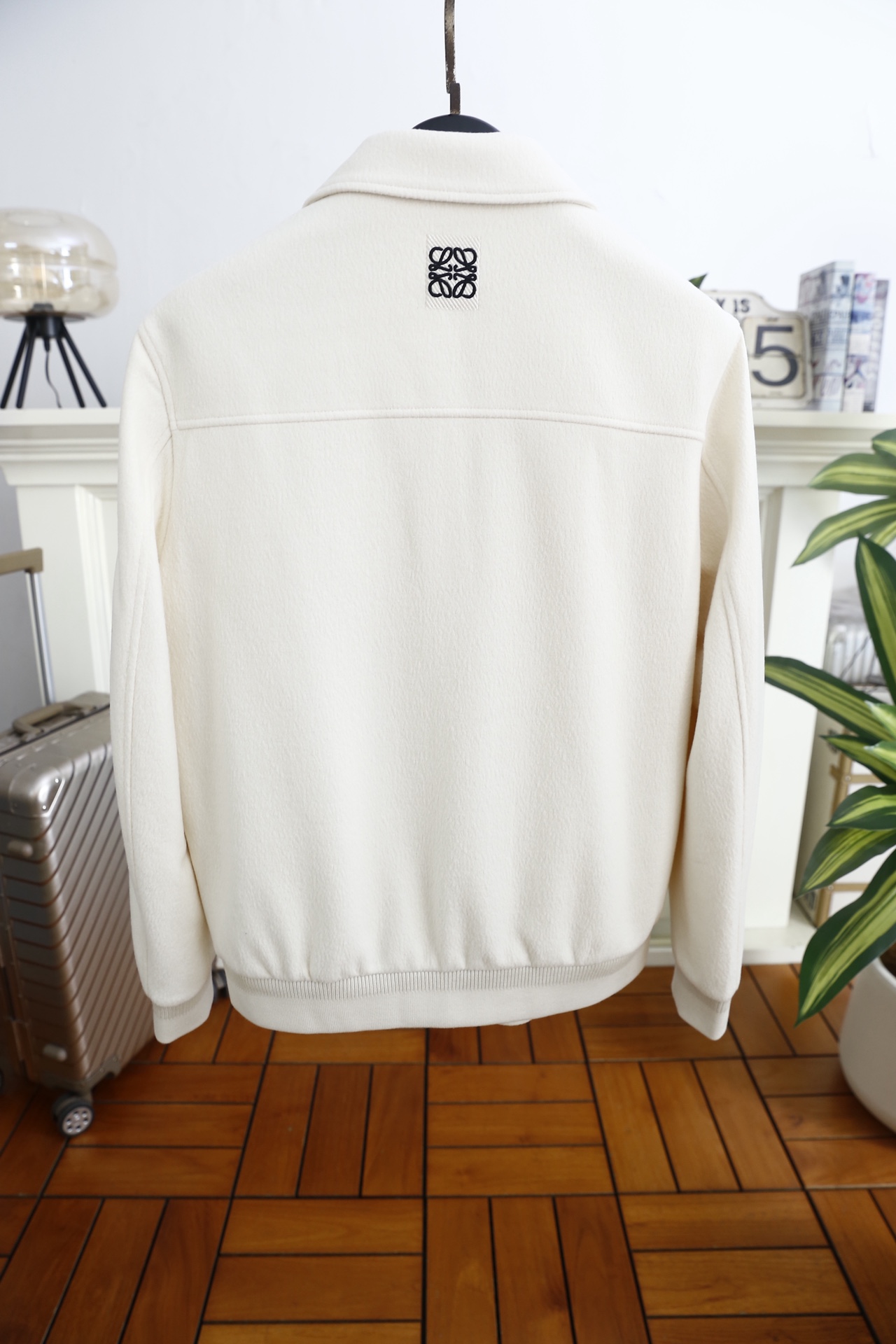 🔥罗意威.25秋冬男士翻领夹克👍采用舒适抗风保暖面料✅触感柔软亲肤且富有质感，耐磨抗造的同时兼具良好的透