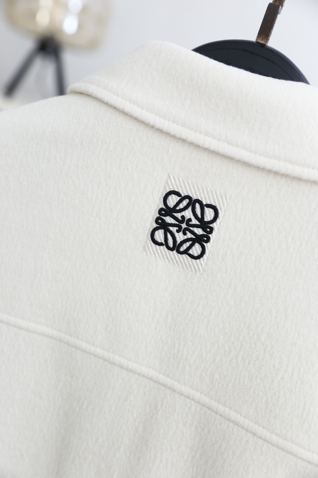 🔥罗意威.25秋冬男士翻领夹克👍采用舒适抗风保暖面料✅触感柔软亲肤且富有质感，耐磨抗造的同时兼具良好的透