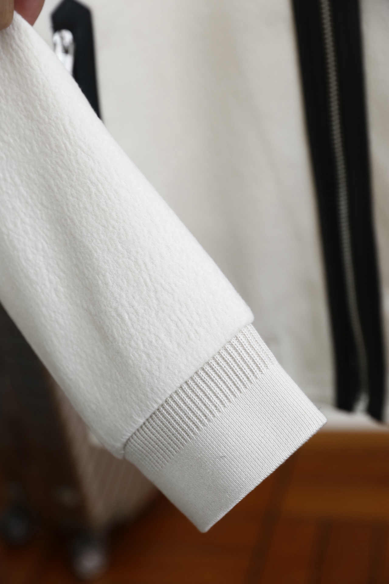 🔥罗意威.25秋冬男士翻领夹克👍采用舒适抗风保暖面料✅触感柔软亲肤且富有质感，耐磨抗造的同时兼具良好的透