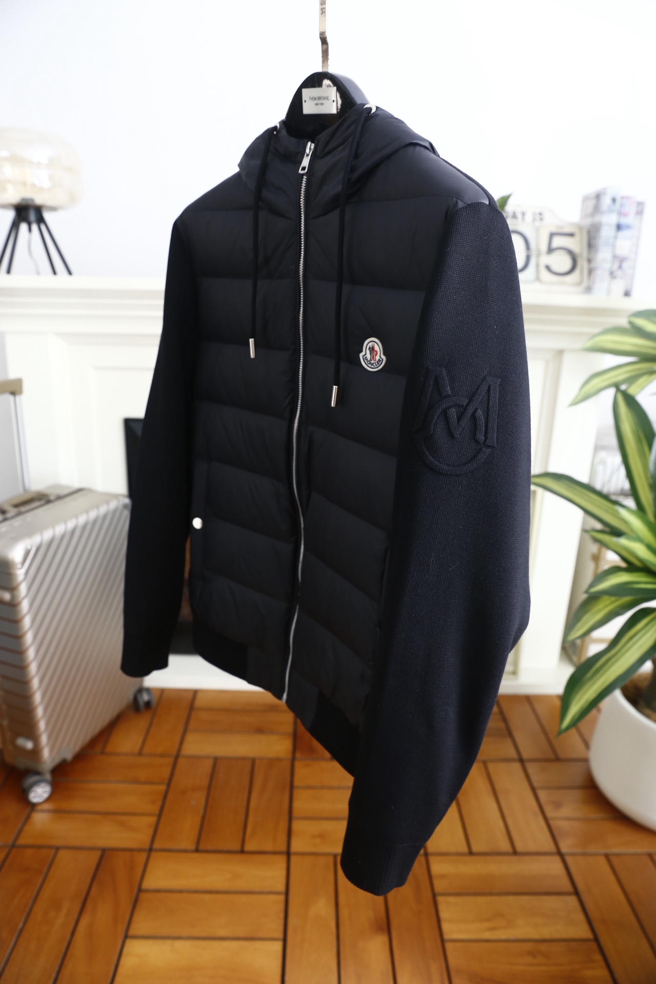 🔥蒙口.25秋冬新款！时尚男士连帽羽绒服👍采用防风防泼水面料与细腻针织拼接打造，内胆填充高蓬松度羽绒，锁