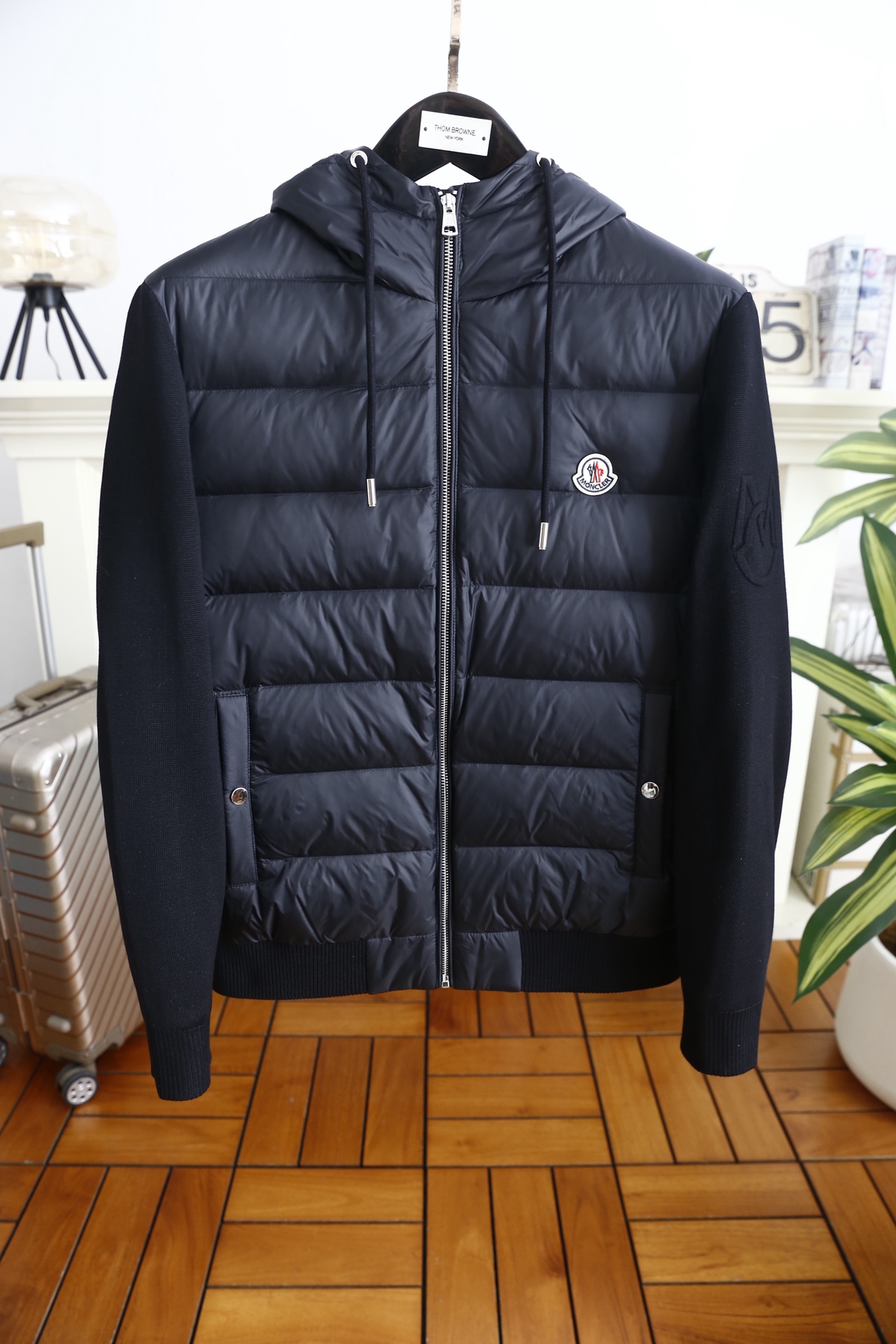 🔥蒙口.25秋冬新款！时尚男士连帽羽绒服👍采用防风防泼水面料与细腻针织拼接打造，内胆填充高蓬松度羽绒，锁