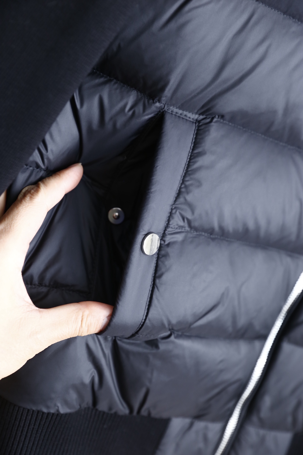 🔥蒙口.25秋冬新款！时尚男士连帽羽绒服👍采用防风防泼水面料与细腻针织拼接打造，内胆填充高蓬松度羽绒，锁