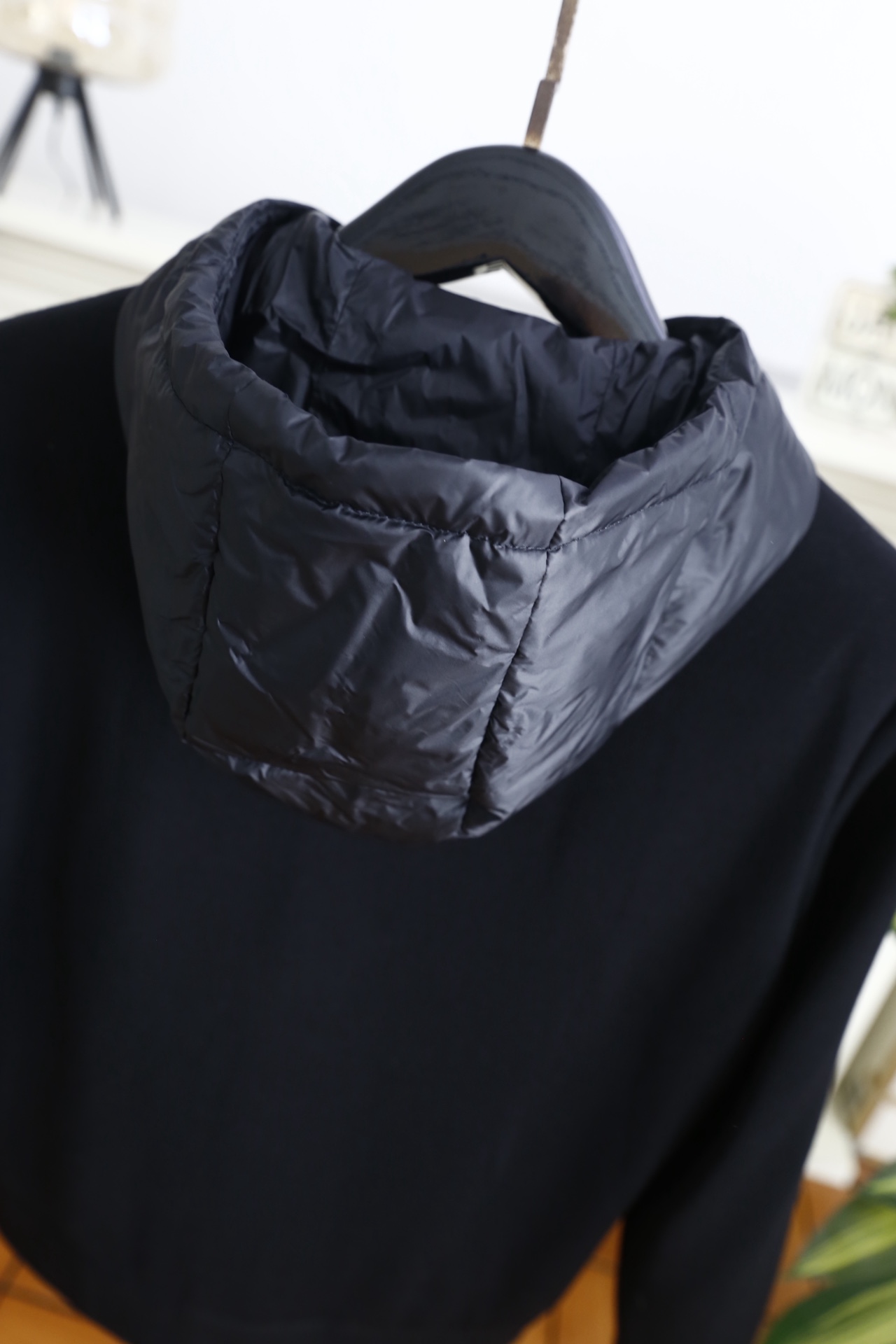 🔥蒙口.25秋冬新款！时尚男士连帽羽绒服👍采用防风防泼水面料与细腻针织拼接打造，内胆填充高蓬松度羽绒，锁