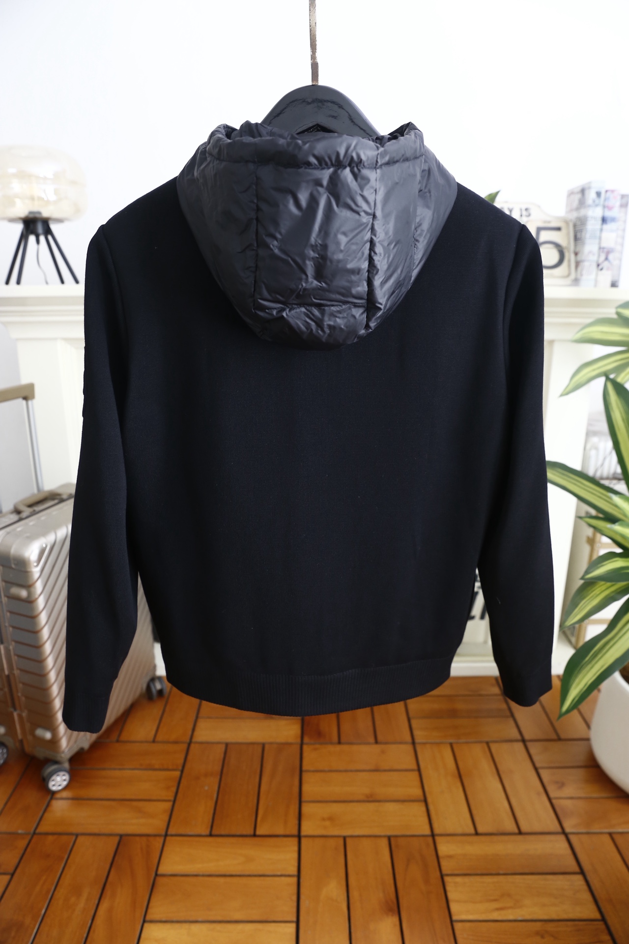 🔥蒙口.25秋冬新款！时尚男士连帽羽绒服👍采用防风防泼水面料与细腻针织拼接打造，内胆填充高蓬松度羽绒，锁