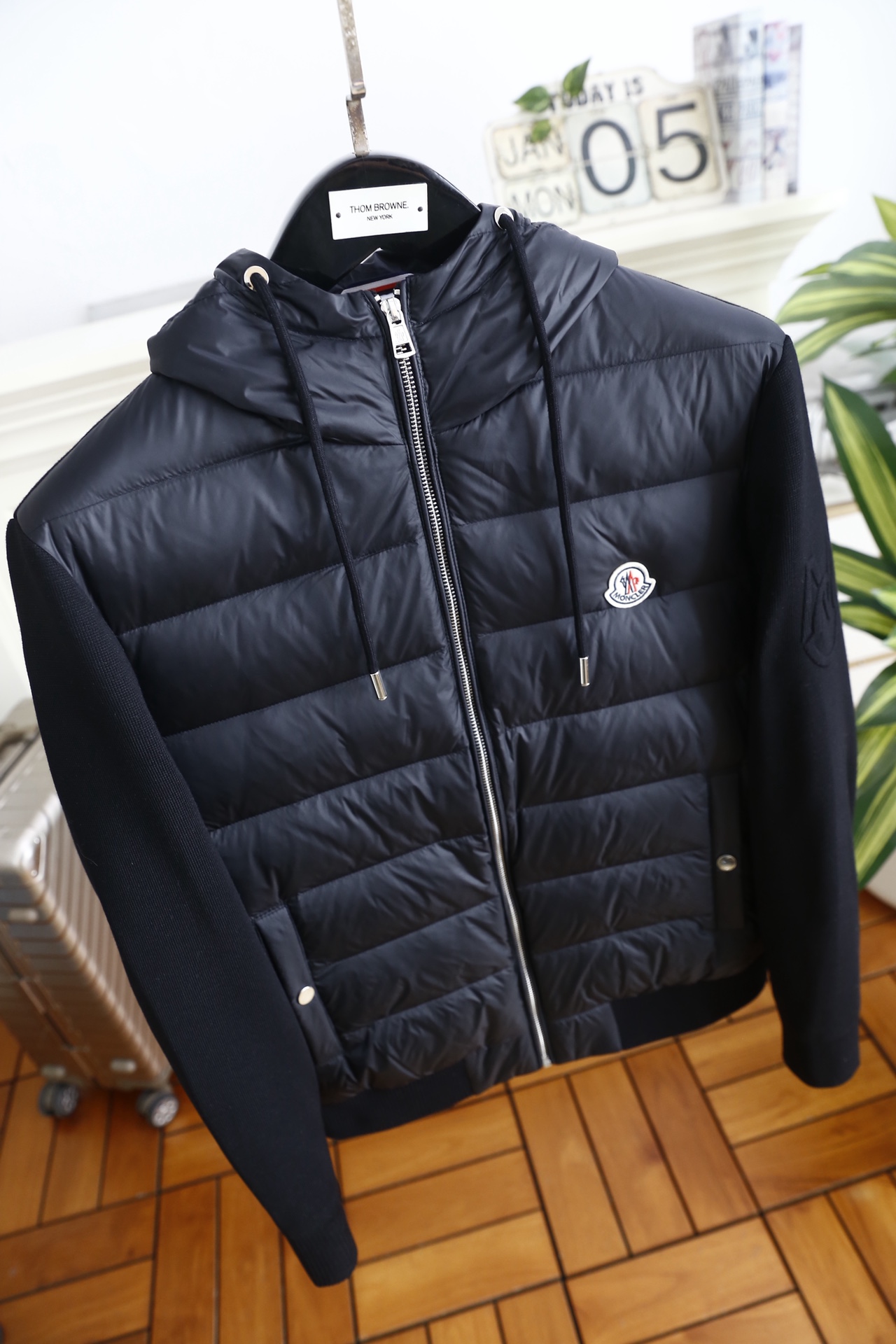 🔥蒙口.25秋冬新款！时尚男士连帽羽绒服👍采用防风防泼水面料与细腻针织拼接打造，内胆填充高蓬松度羽绒，锁