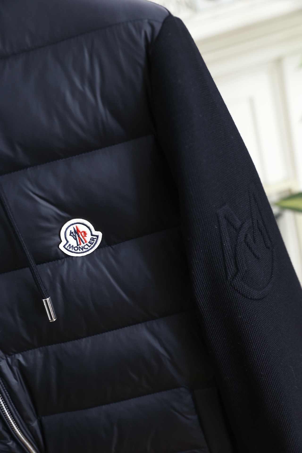 🔥蒙口.25秋冬新款！时尚男士连帽羽绒服👍采用防风防泼水面料与细腻针织拼接打造，内胆填充高蓬松度羽绒，锁