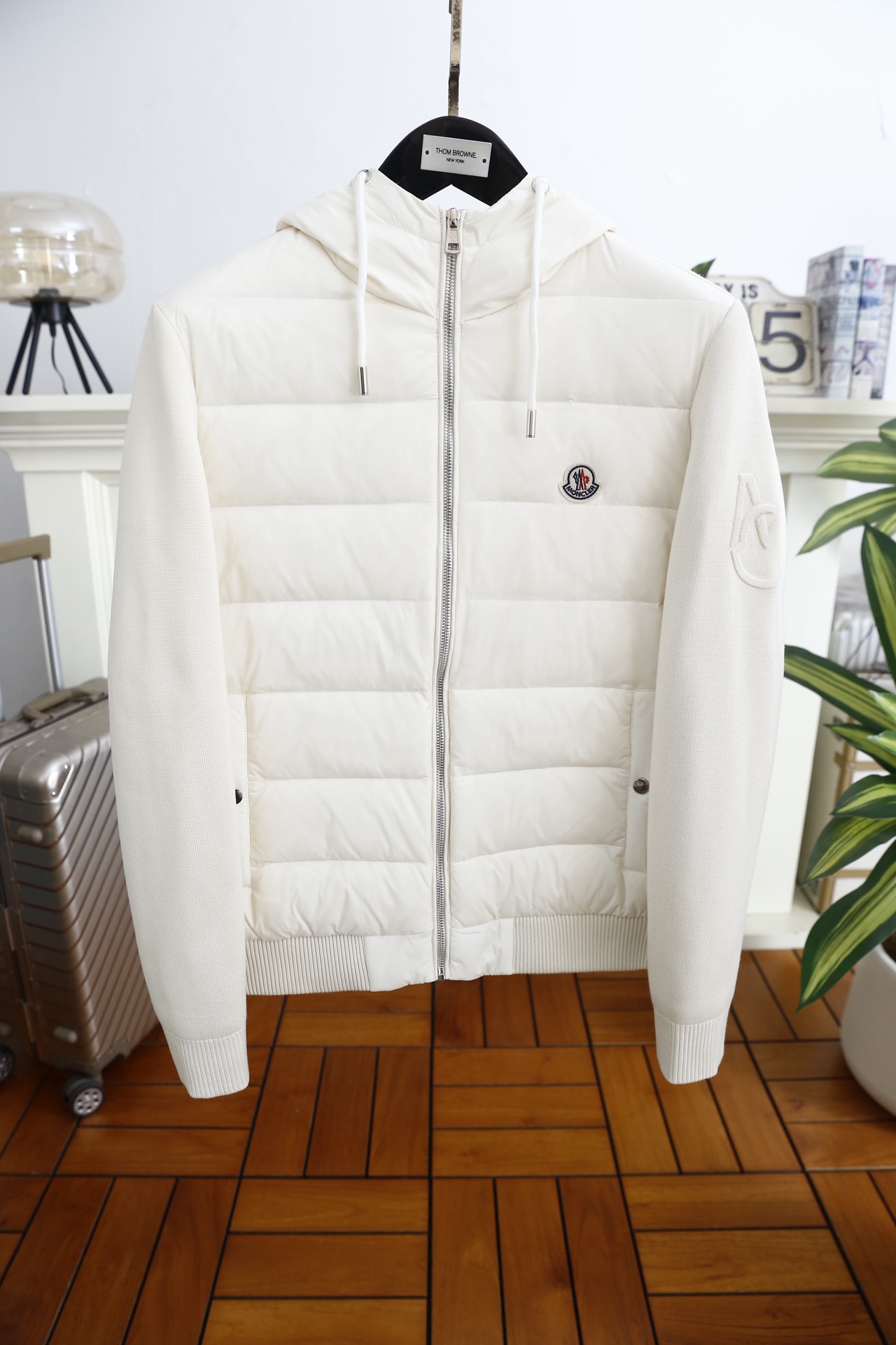 🔥蒙口.25秋冬新款！时尚男士连帽羽绒服👍采用防风防泼水面料与细腻针织拼接打造，内胆填充高蓬松度羽绒，锁