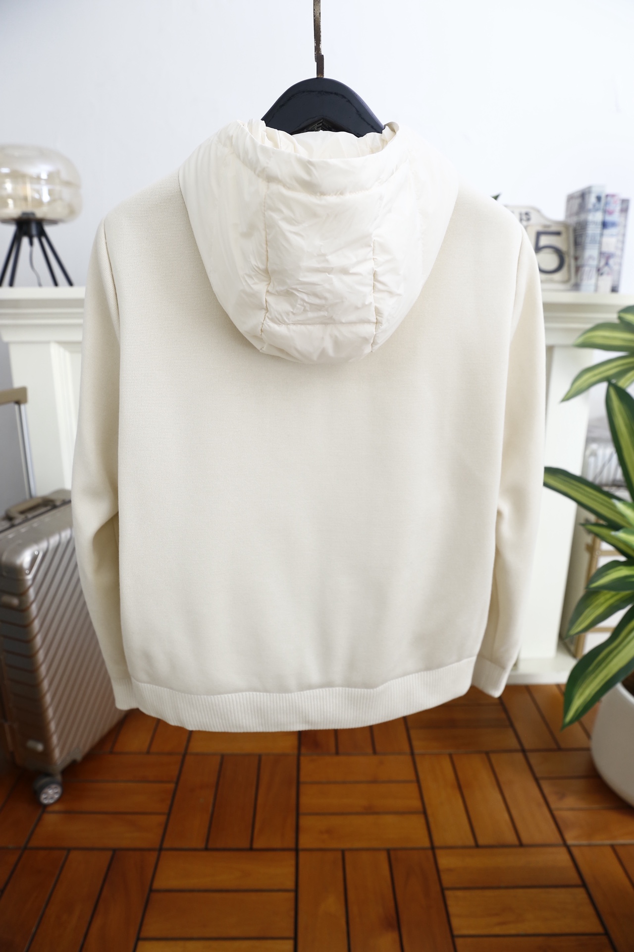 🔥蒙口.25秋冬新款！时尚男士连帽羽绒服👍采用防风防泼水面料与细腻针织拼接打造，内胆填充高蓬松度羽绒，锁