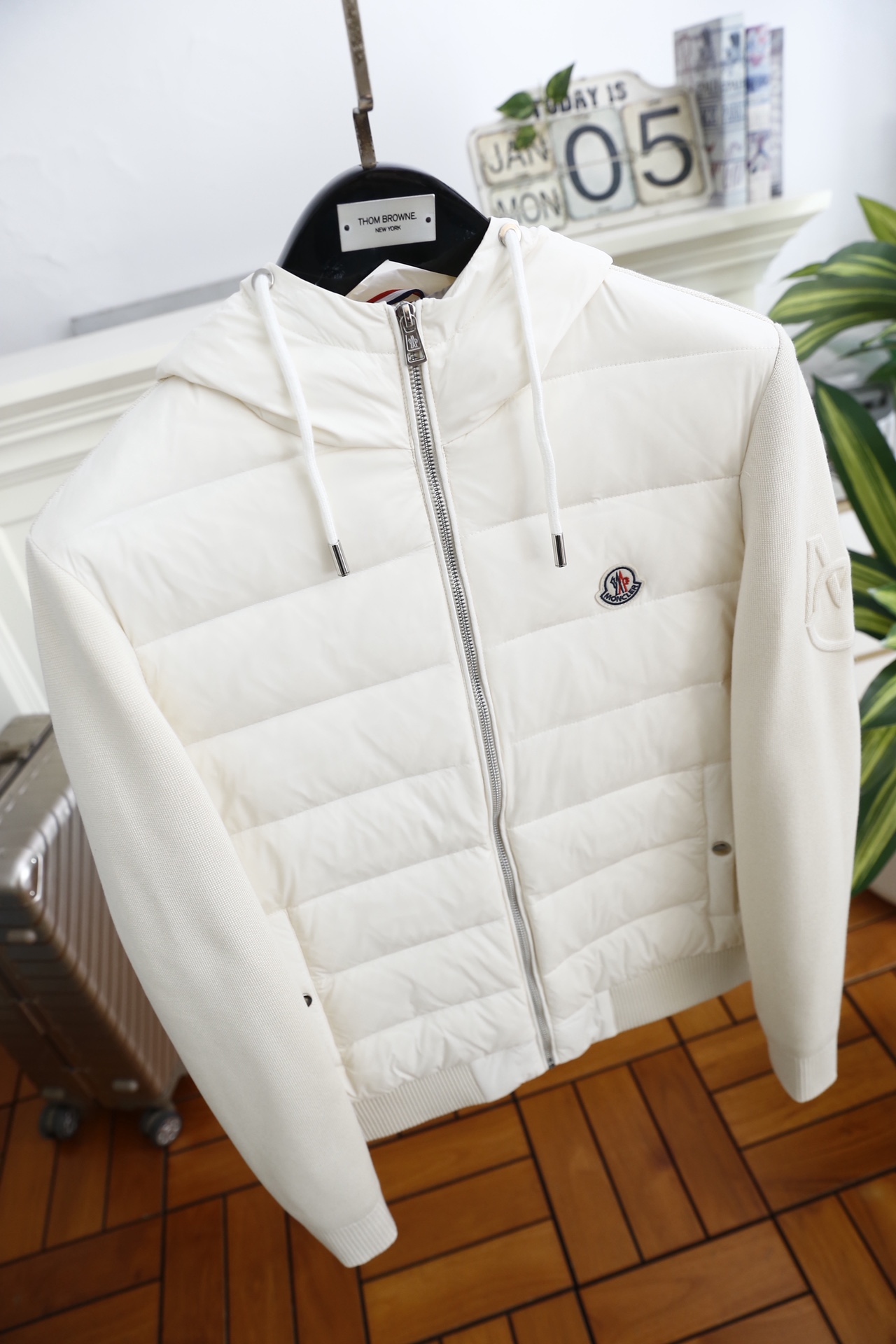 🔥蒙口.25秋冬新款！时尚男士连帽羽绒服👍采用防风防泼水面料与细腻针织拼接打造，内胆填充高蓬松度羽绒，锁