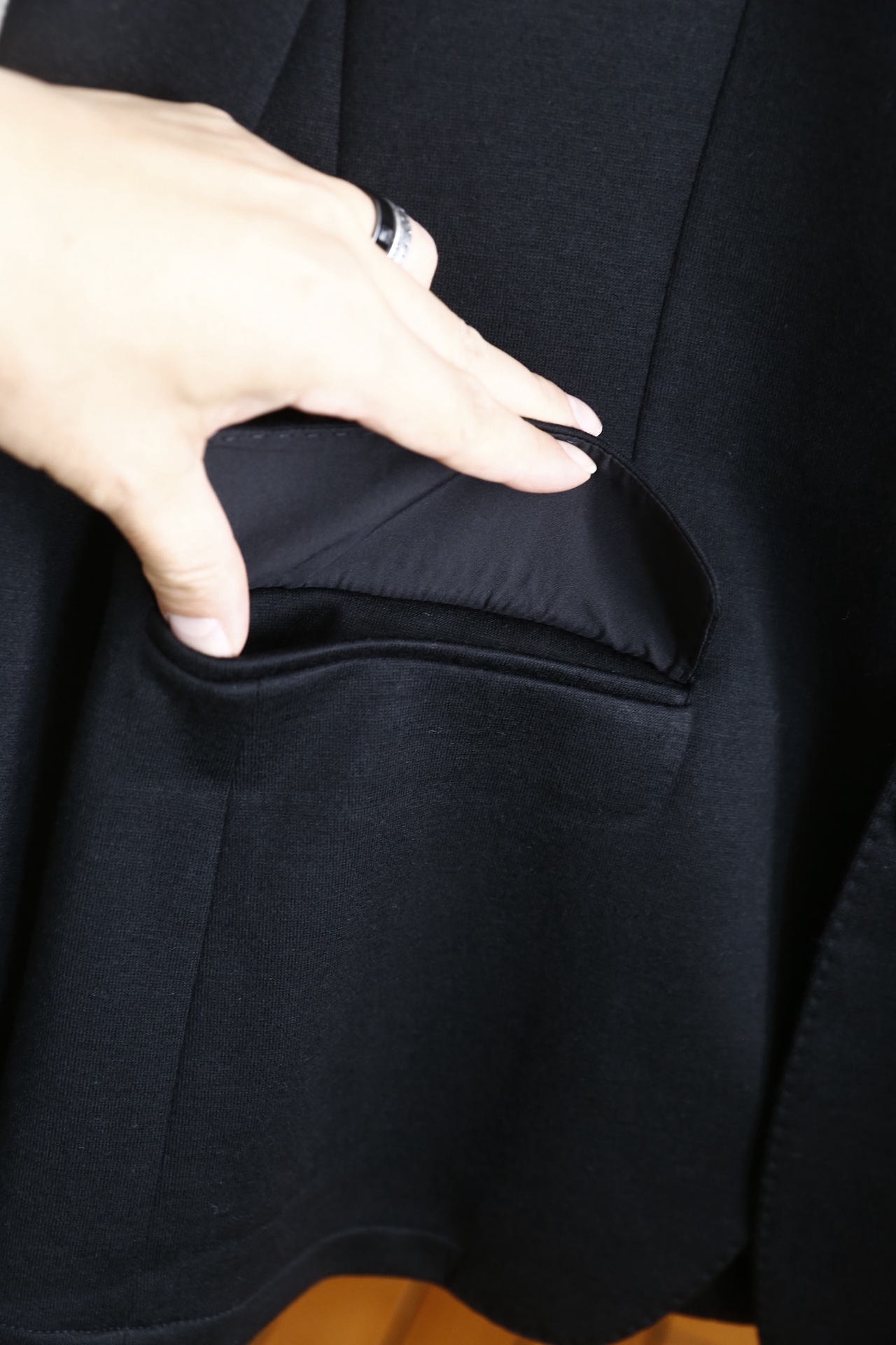 🔥lp🆕.25秋冬新品！时尚男士百搭深色西服👍采用舒适保暖面料，触感细腻柔软且垂坠感优异，抗皱性与挺括度