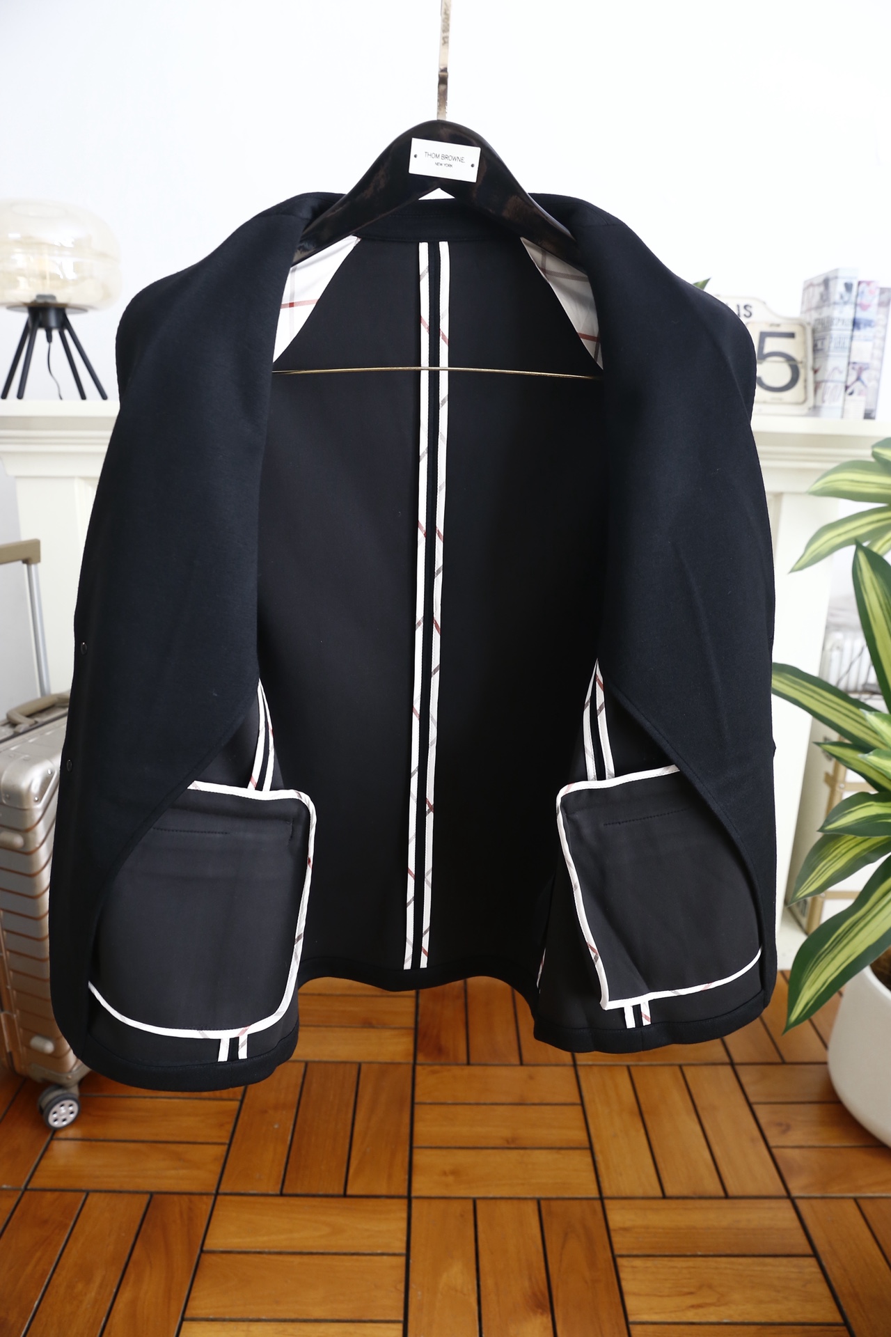 🔥lp🆕.25秋冬新品！时尚男士百搭深色西服👍采用舒适保暖面料，触感细腻柔软且垂坠感优异，抗皱性与挺括度