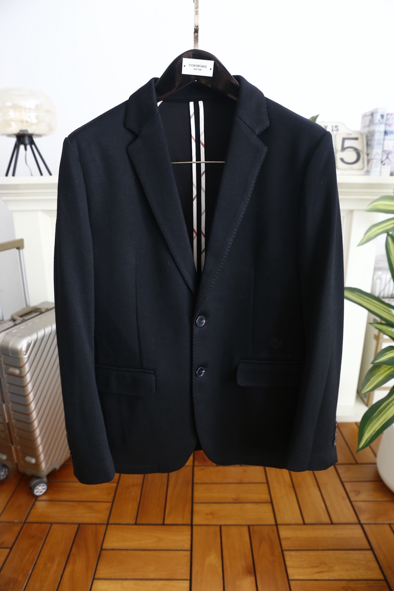 🔥lp🆕.25秋冬新品！时尚男士百搭深色西服👍采用舒适保暖面料，触感细腻柔软且垂坠感优异，抗皱性与挺括度