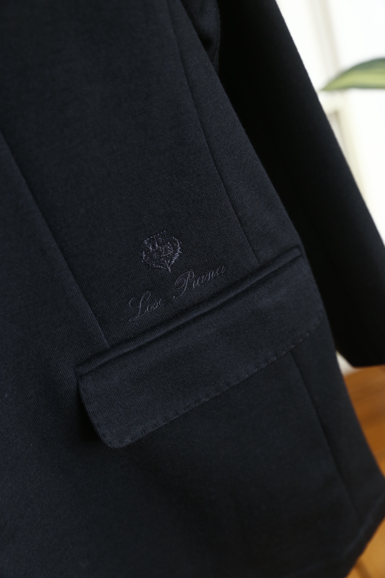 🔥lp🆕.25秋冬新品！时尚男士百搭深色西服👍采用舒适保暖面料，触感细腻柔软且垂坠感优异，抗皱性与挺括度