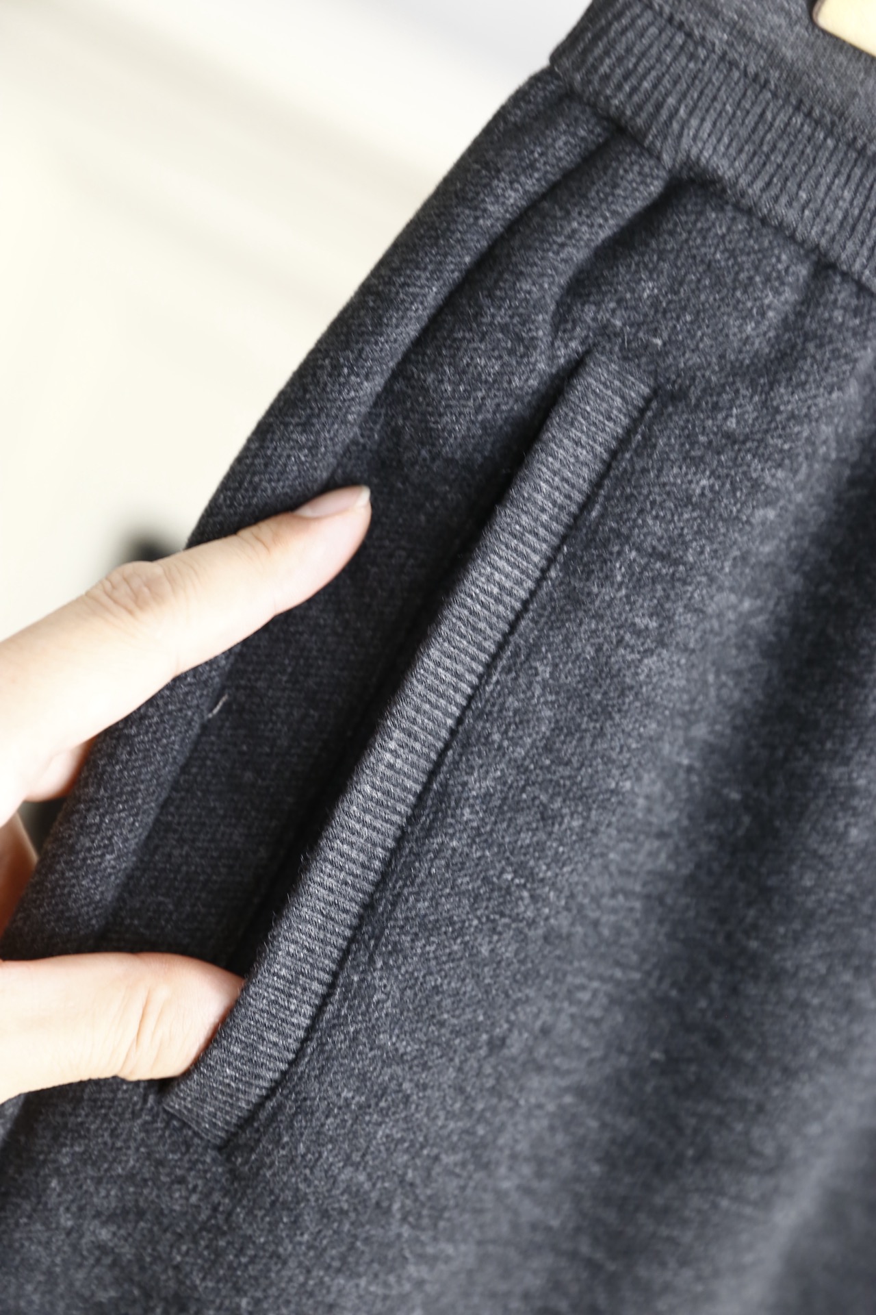 🔥lp🆕.25秋冬男士休闲裤👍采用舒适保暖面料制作，触感柔软且富有弹性，兼具保暖性与透气性；后幅奢华经典