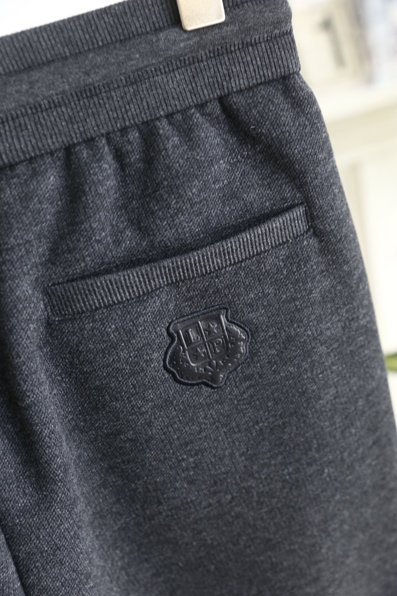 🔥lp🆕.25秋冬男士休闲裤👍采用舒适保暖面料制作，触感柔软且富有弹性，兼具保暖性与透气性；后幅奢华经典