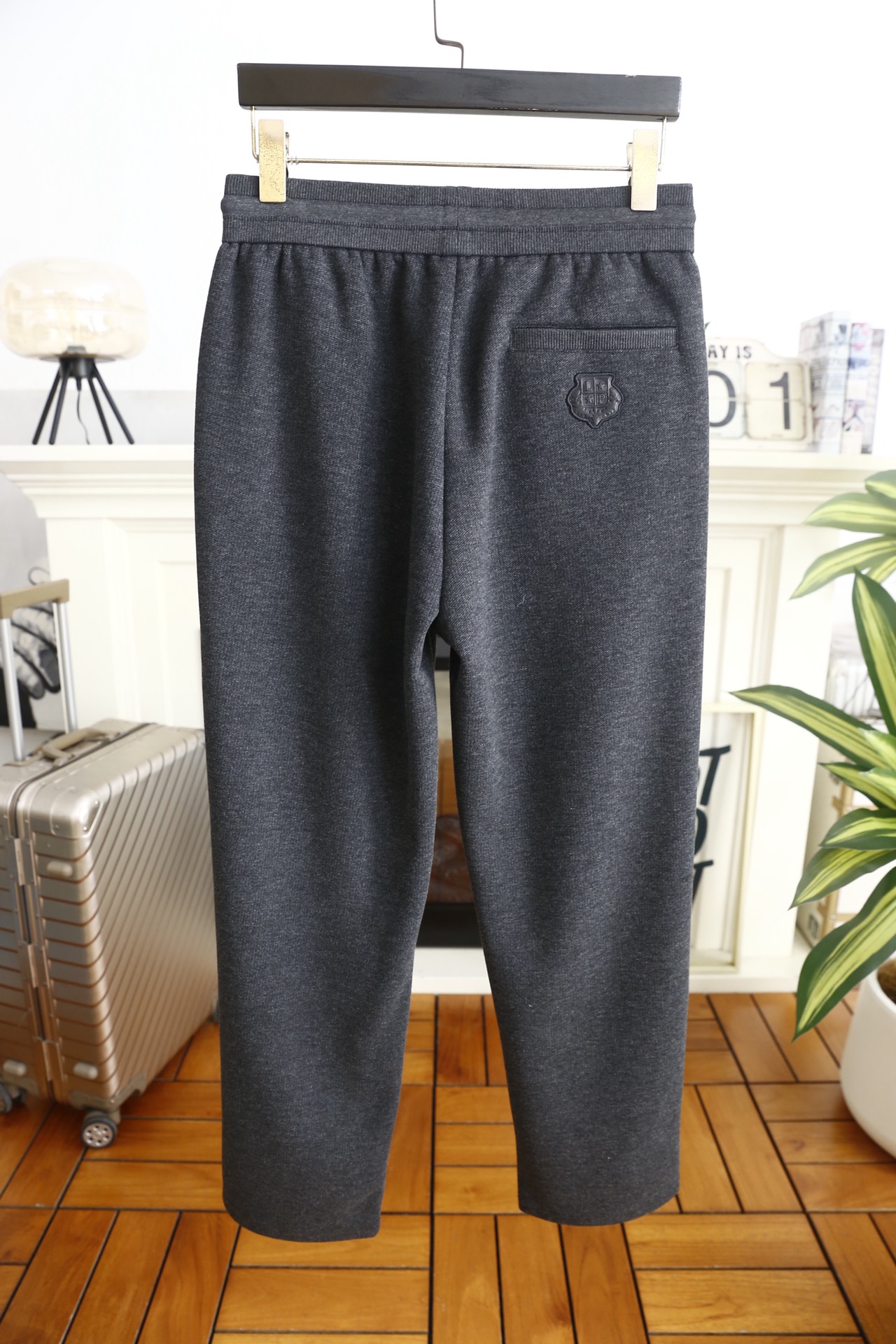 🔥lp🆕.25秋冬男士休闲裤👍采用舒适保暖面料制作，触感柔软且富有弹性，兼具保暖性与透气性；后幅奢华经典