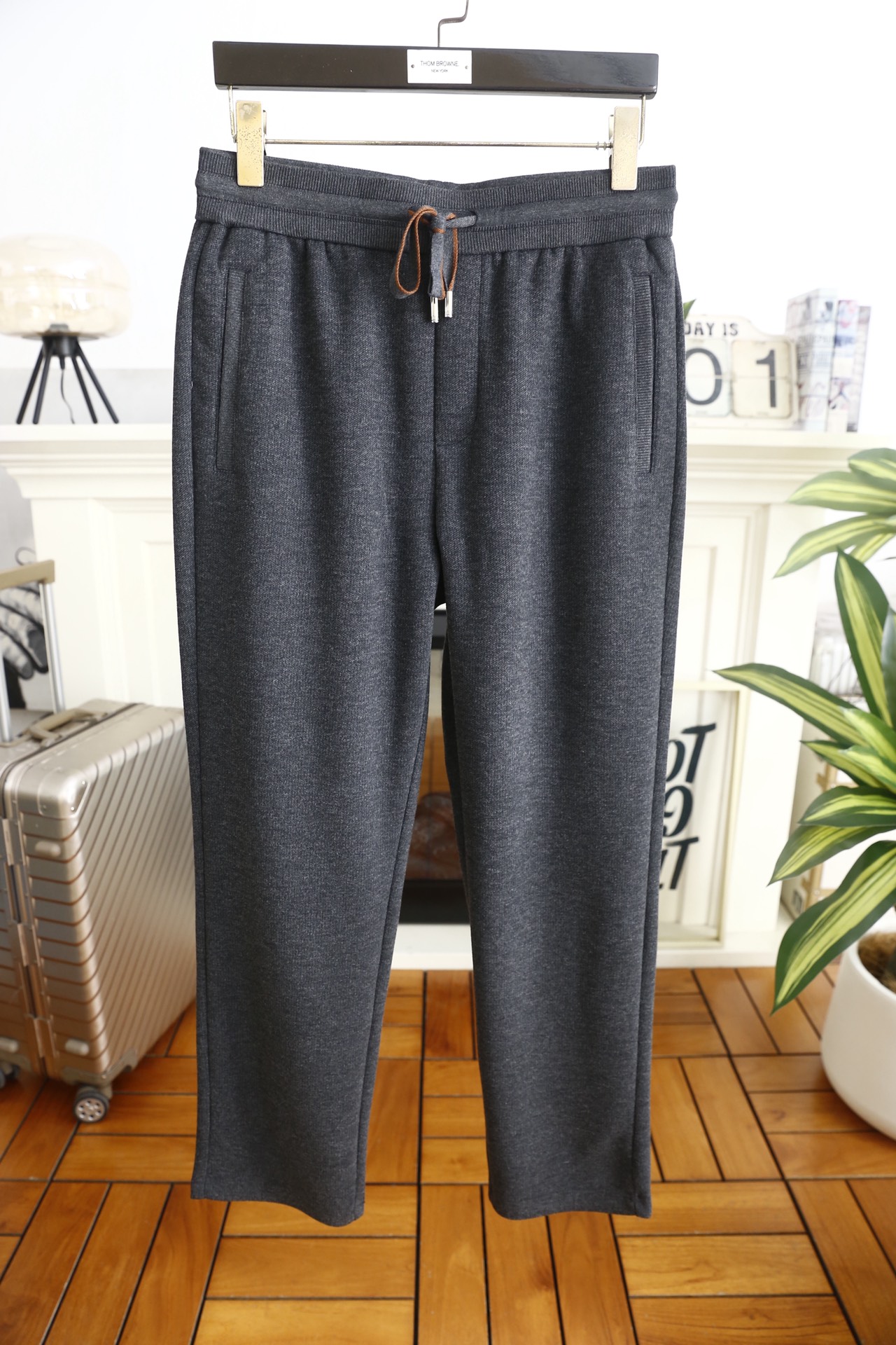 🔥lp🆕.25秋冬男士休闲裤👍采用舒适保暖面料制作，触感柔软且富有弹性，兼具保暖性与透气性；后幅奢华经典