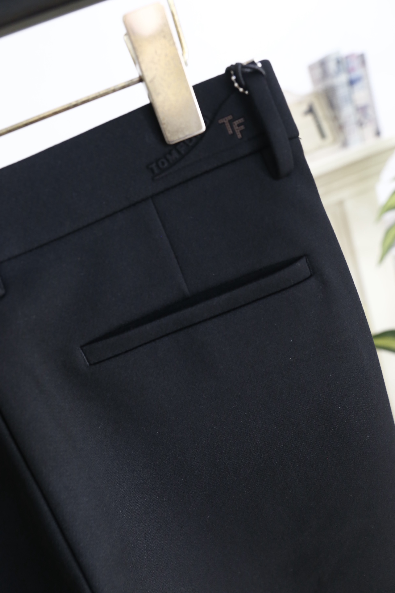 🔥TF.25秋冬新品！时尚男士百搭休闲西裤👍采用垂坠感优异的西装面料制作，触感顺滑且抗皱性强，日常穿着无
