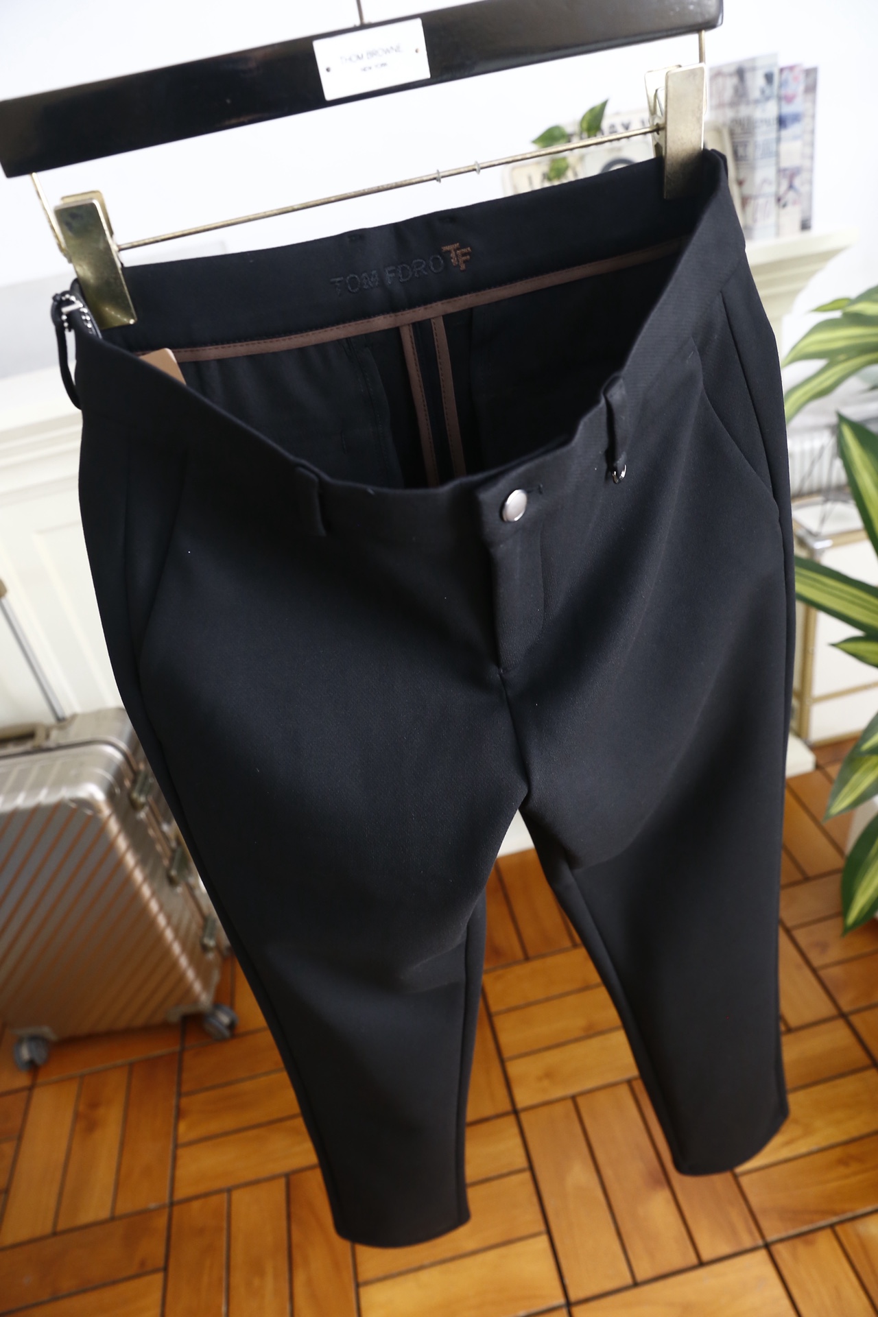 🔥TF.25秋冬新品！时尚男士百搭休闲西裤👍采用垂坠感优异的西装面料制作，触感顺滑且抗皱性强，日常穿着无