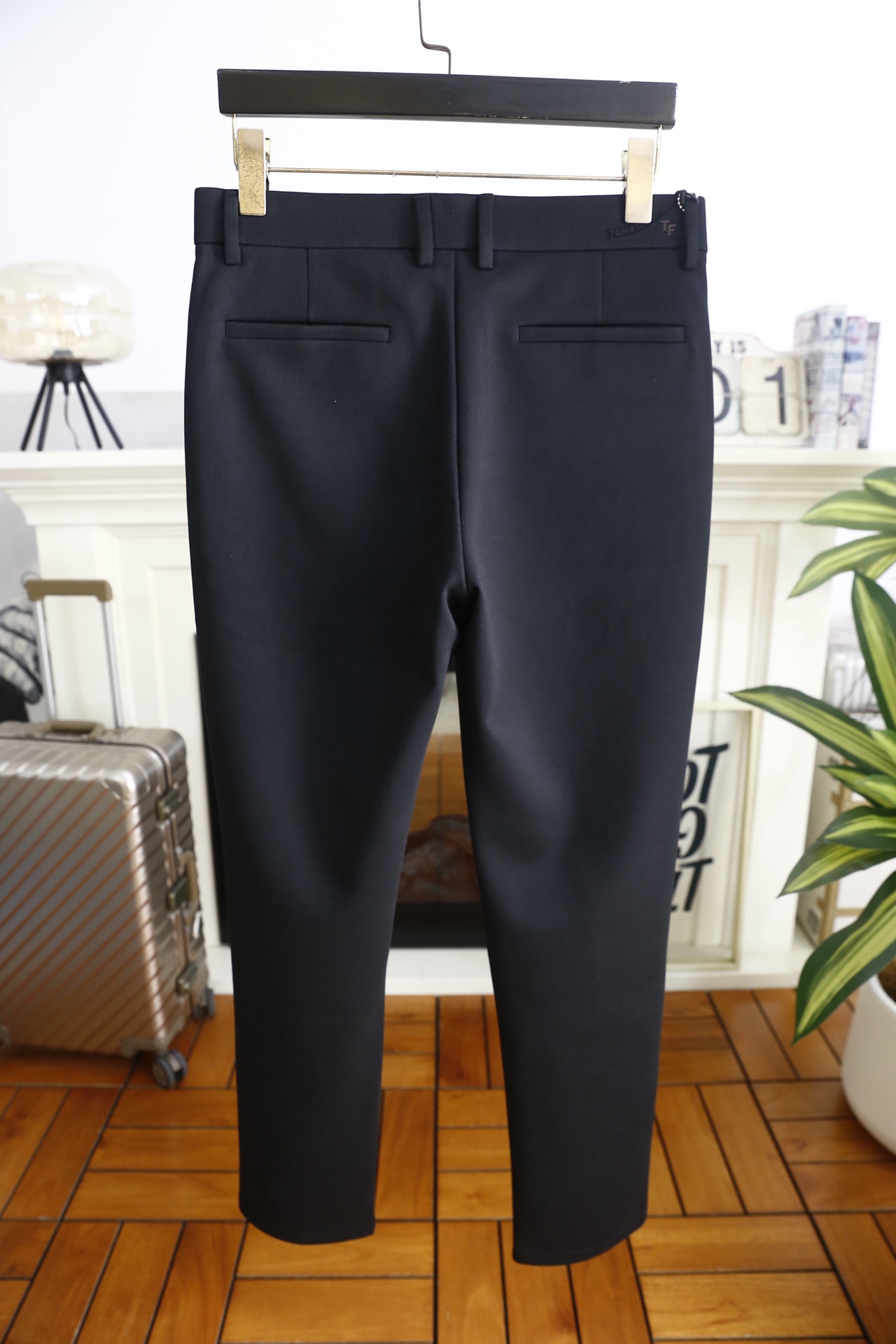 🔥TF.25秋冬新品！时尚男士百搭休闲西裤👍采用垂坠感优异的西装面料制作，触感顺滑且抗皱性强，日常穿着无