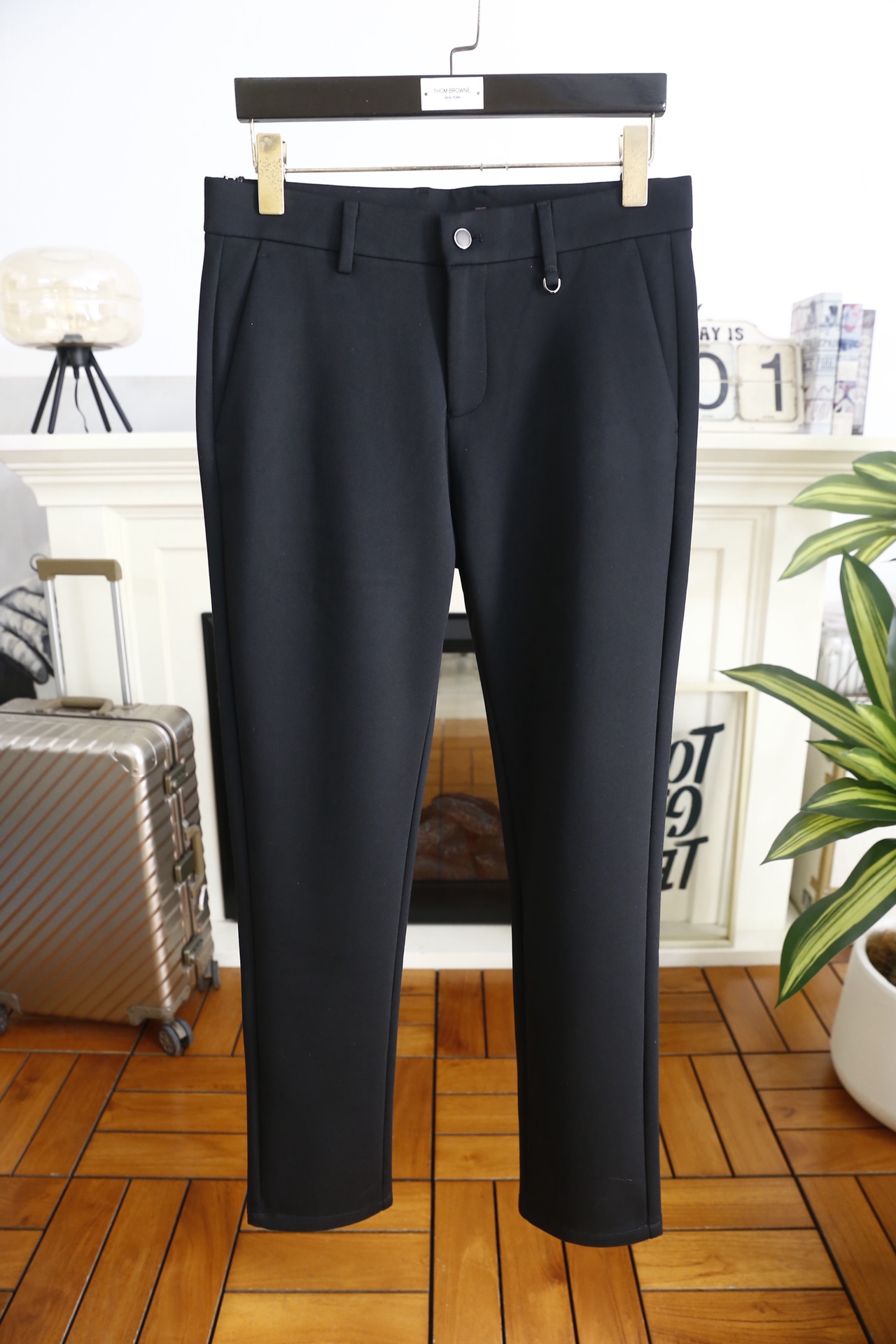 🔥TF.25秋冬新品！时尚男士百搭休闲西裤👍采用垂坠感优异的西装面料制作，触感顺滑且抗皱性强，日常穿着无