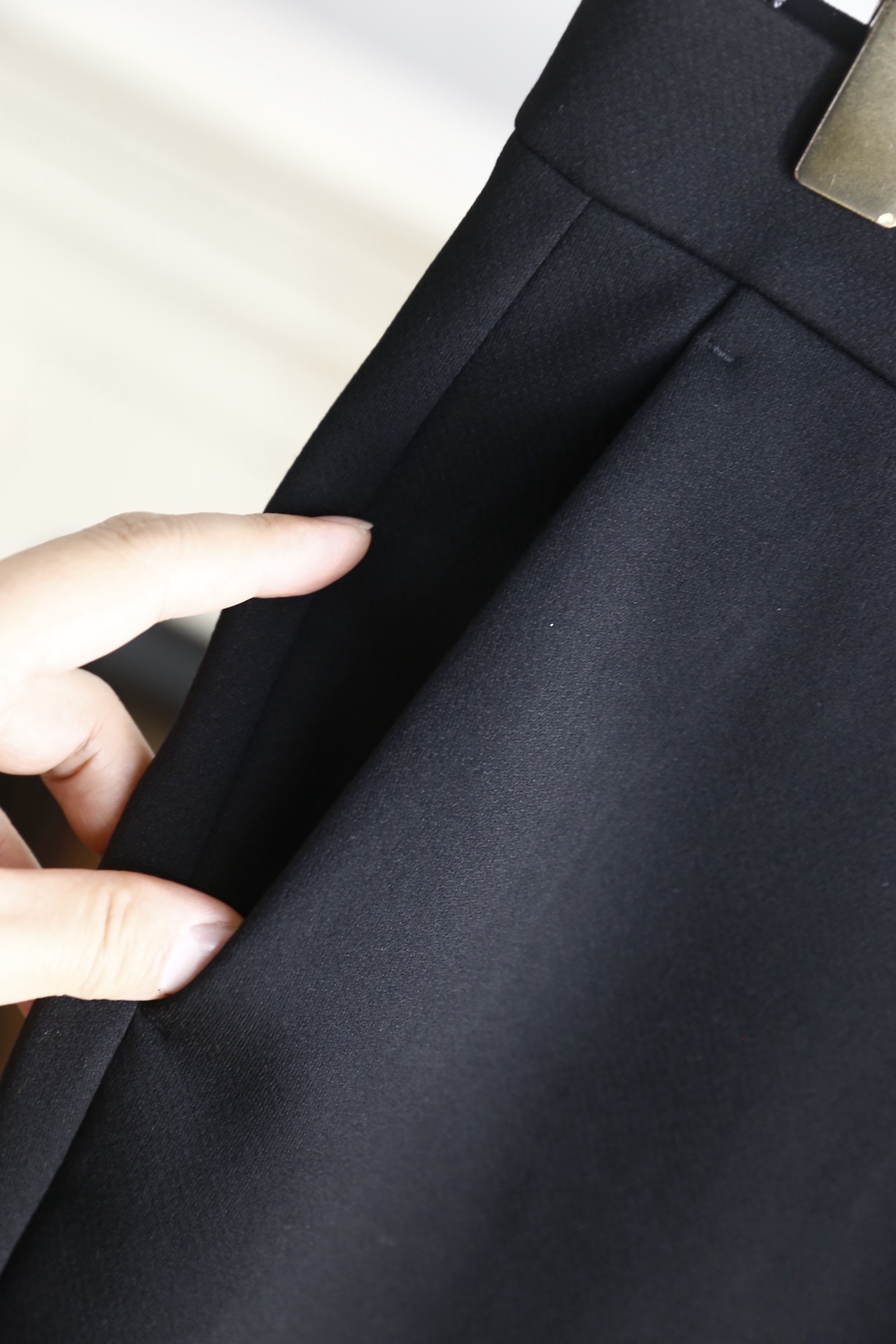 🔥TF.25秋冬新品！时尚男士百搭休闲西裤👍采用垂坠感优异的西装面料制作，触感顺滑且抗皱性强，日常穿着无
