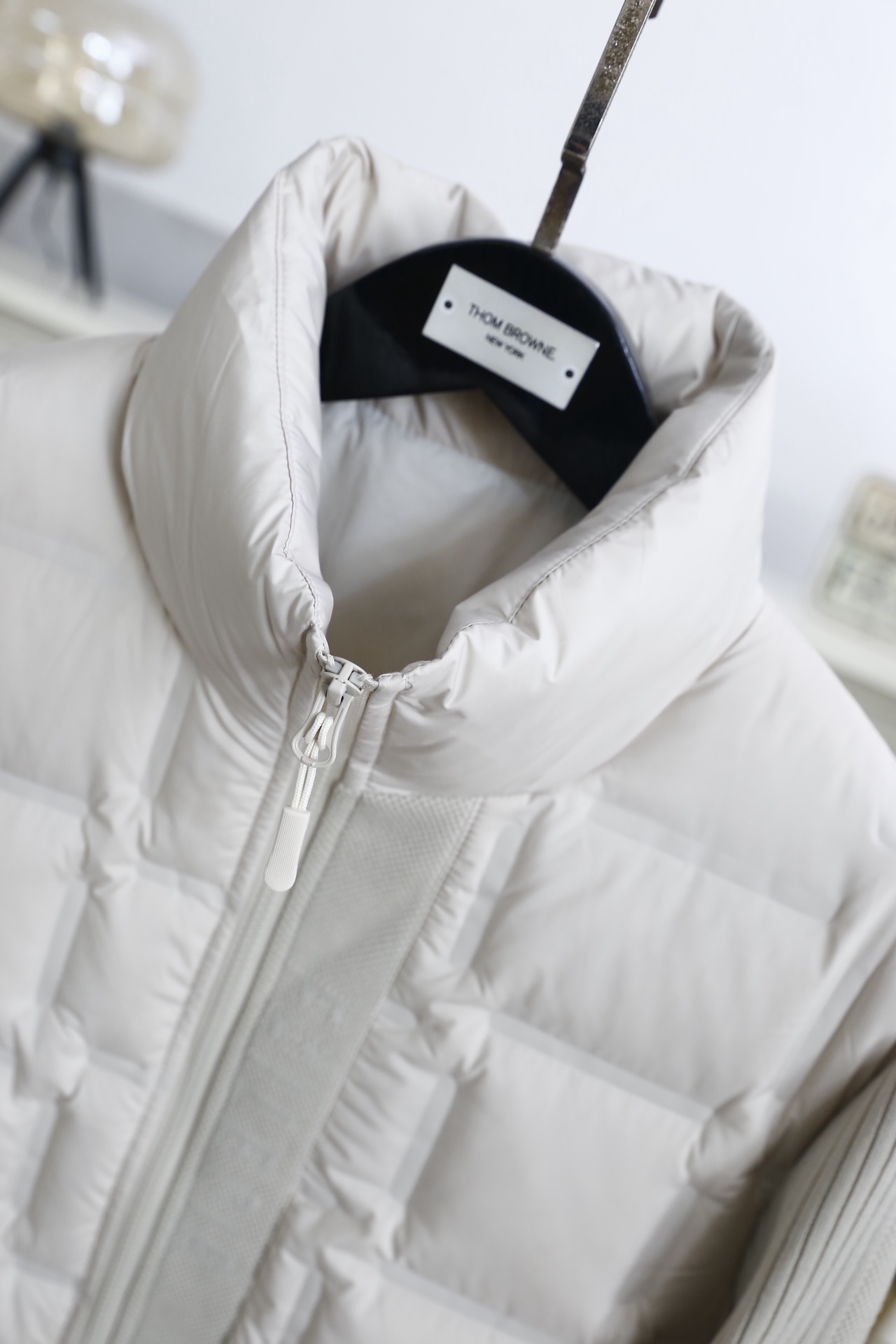 🔥杰尼亚.25秋冬男士立领羽绒服👍采用防风抗皱的科技面料与细腻针织拼接打造，内胆填充高蓬松度羽绒，锁温保