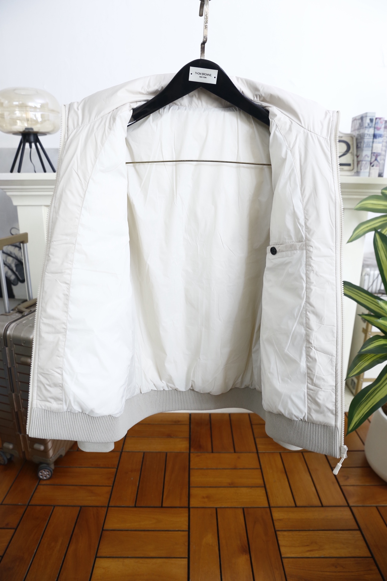 🔥杰尼亚.25秋冬男士立领羽绒服👍采用防风抗皱的科技面料与细腻针织拼接打造，内胆填充高蓬松度羽绒，锁温保