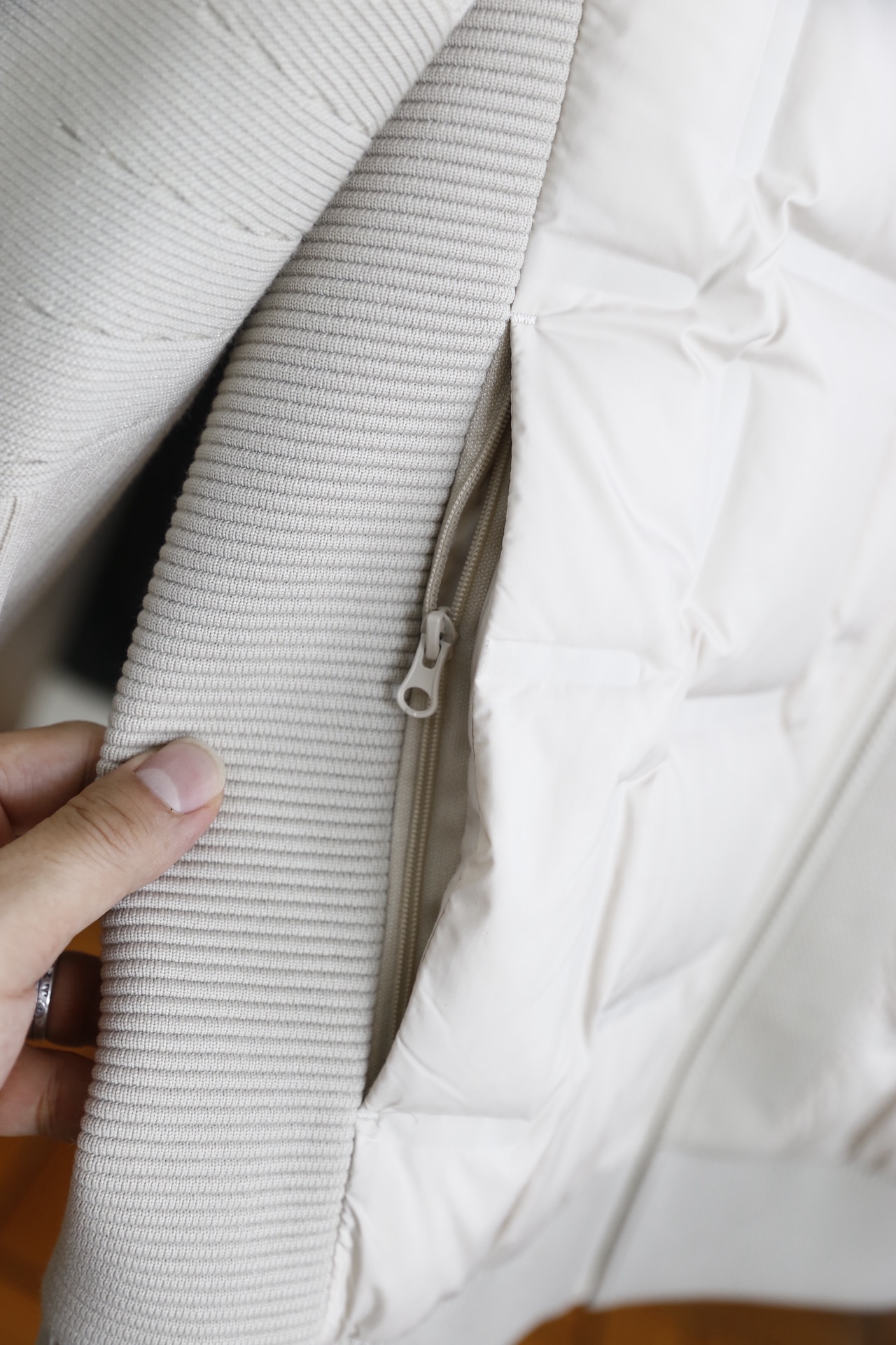 🔥杰尼亚.25秋冬男士立领羽绒服👍采用防风抗皱的科技面料与细腻针织拼接打造，内胆填充高蓬松度羽绒，锁温保