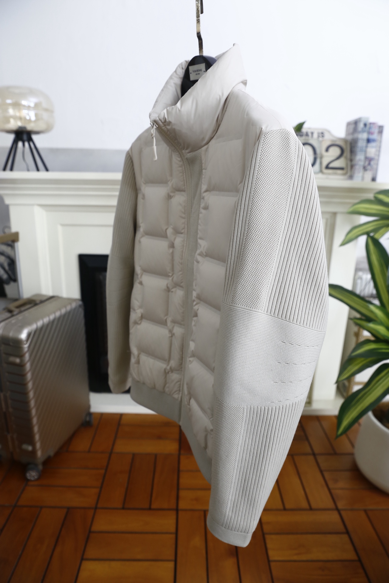 🔥杰尼亚.25秋冬男士立领羽绒服👍采用防风抗皱的科技面料与细腻针织拼接打造，内胆填充高蓬松度羽绒，锁温保