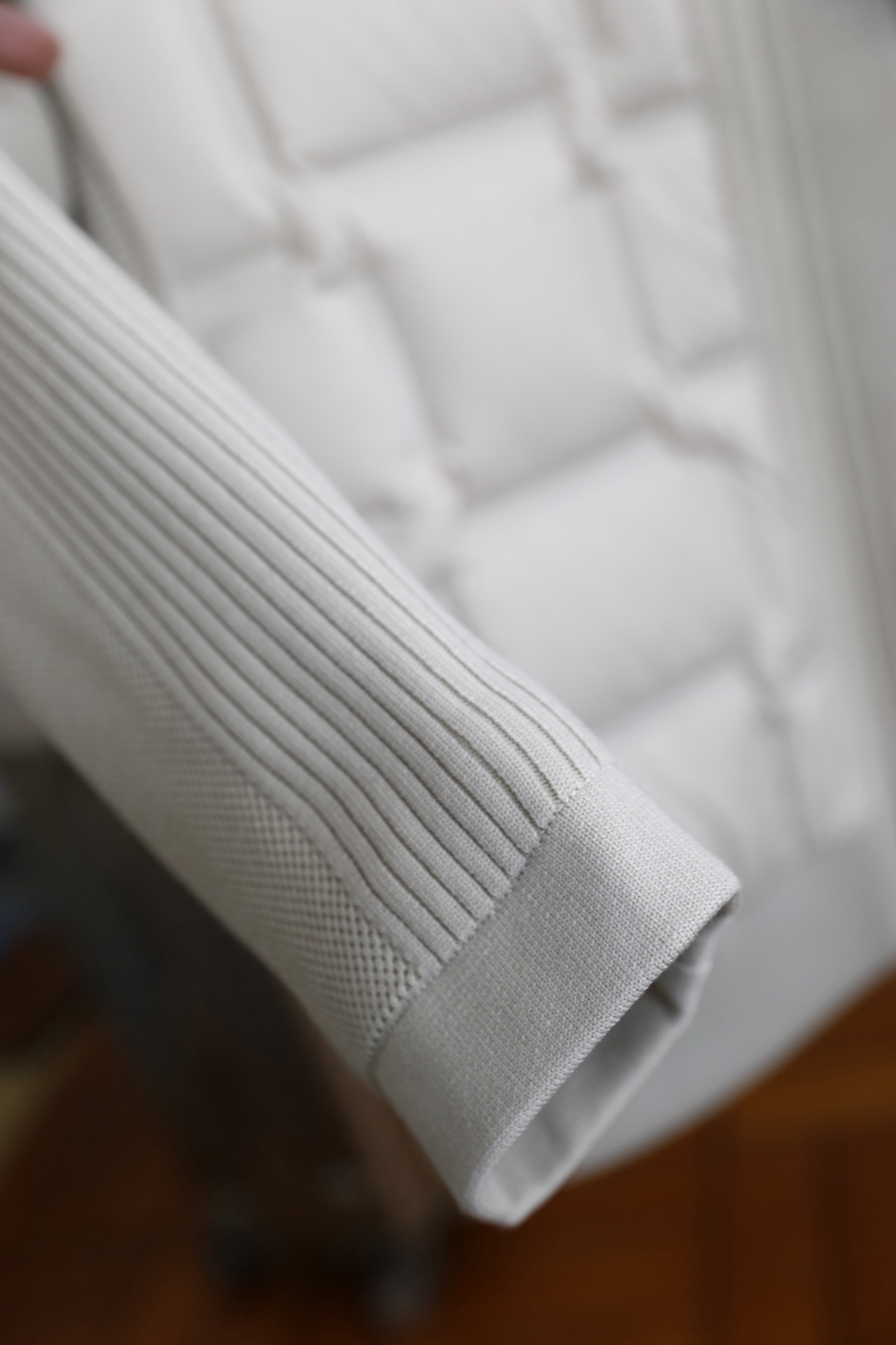 🔥杰尼亚.25秋冬男士立领羽绒服👍采用防风抗皱的科技面料与细腻针织拼接打造，内胆填充高蓬松度羽绒，锁温保