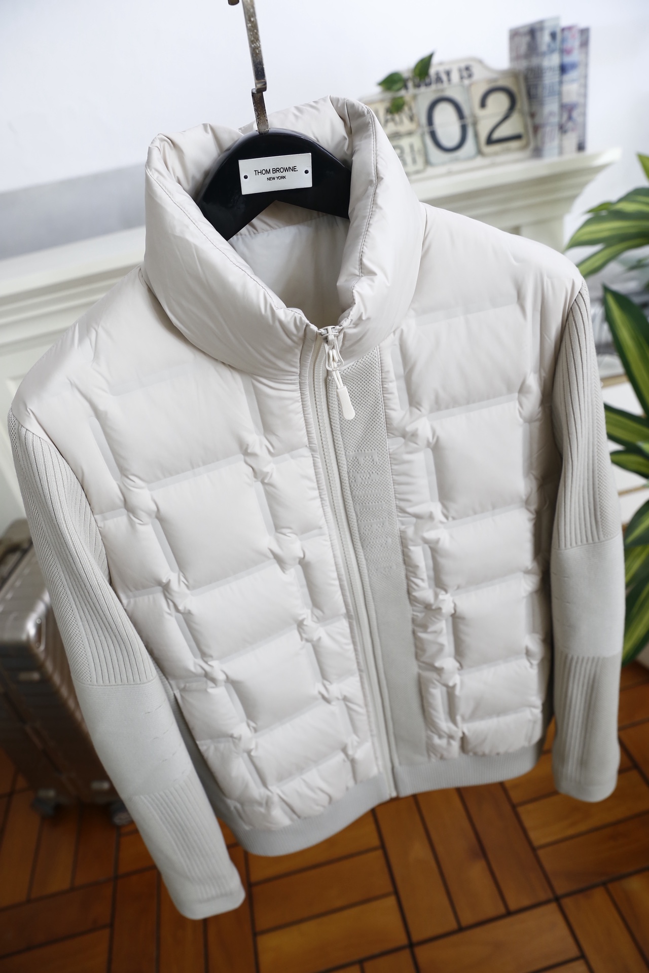 🔥杰尼亚.25秋冬男士立领羽绒服👍采用防风抗皱的科技面料与细腻针织拼接打造，内胆填充高蓬松度羽绒，锁温保