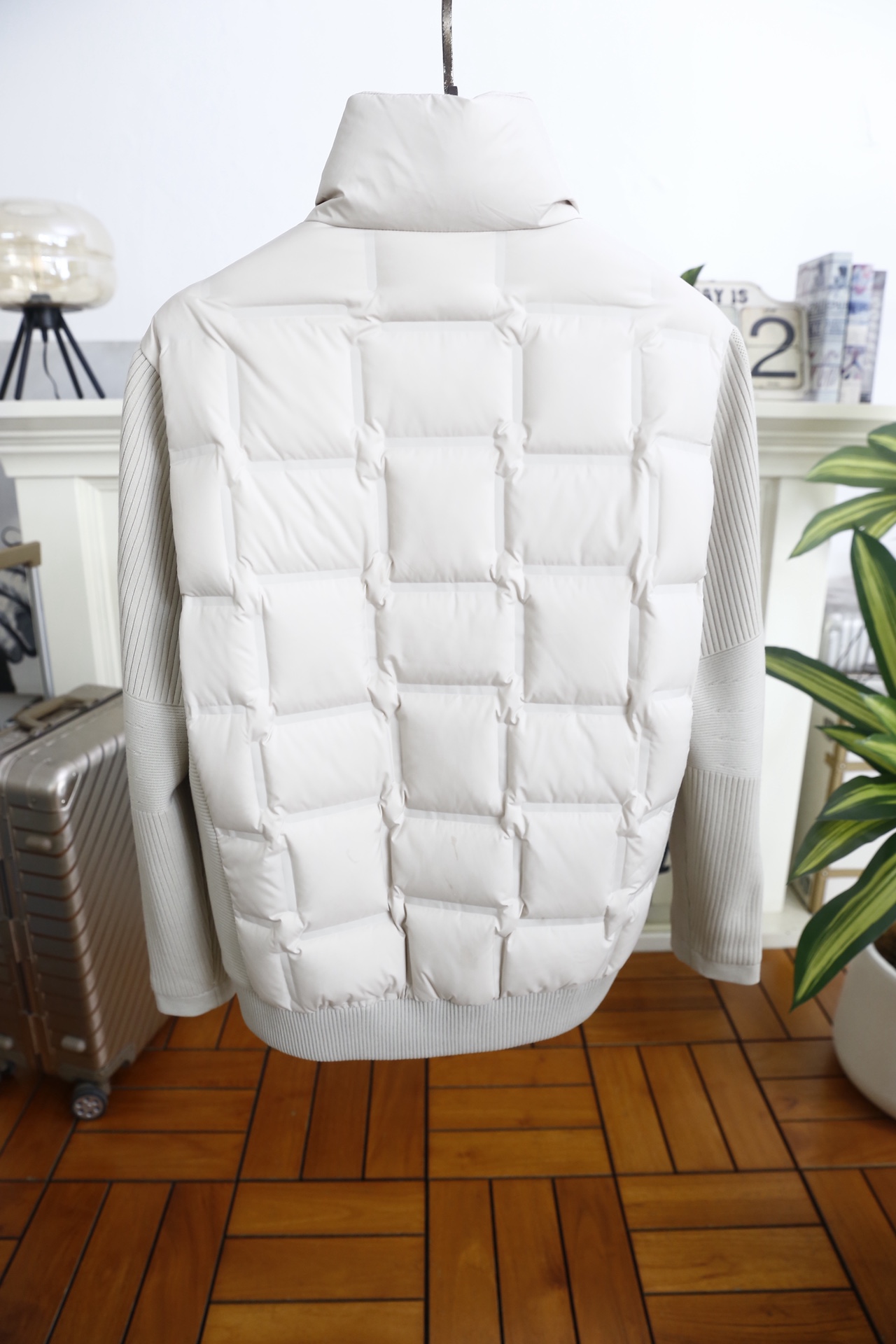 🔥杰尼亚.25秋冬男士立领羽绒服👍采用防风抗皱的科技面料与细腻针织拼接打造，内胆填充高蓬松度羽绒，锁温保