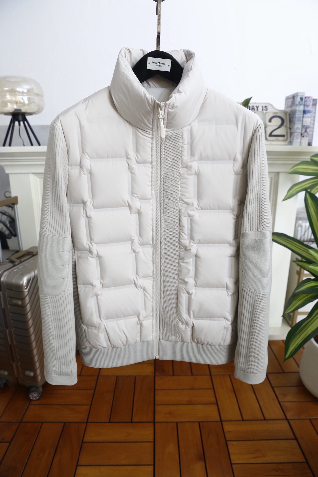 🔥杰尼亚.25秋冬男士立领羽绒服👍采用防风抗皱的科技面料与细腻针织拼接打造，内胆填充高蓬松度羽绒，锁温保