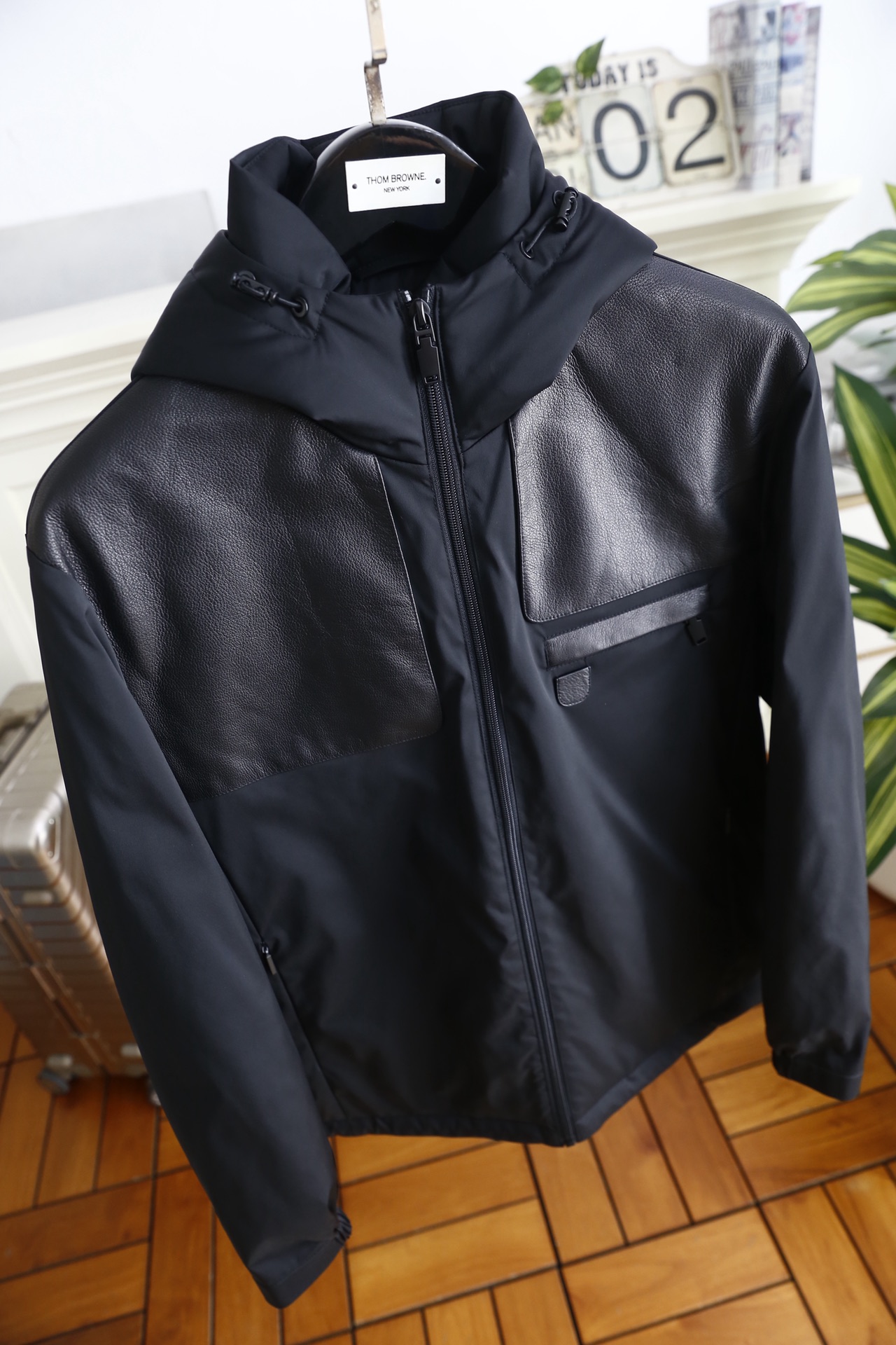 🔥杰尼亚.25秋冬新品男士连帽羽绒服👍采用防风防水的科技面料与质感皮革拼接打造，内胆填充优质羽绒，蓬松度