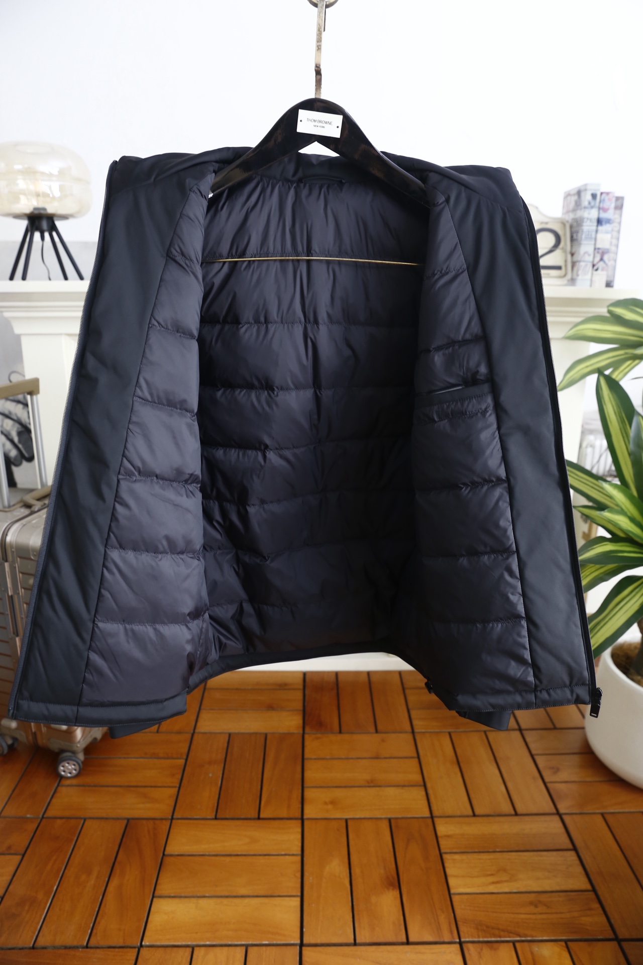 🔥杰尼亚.25秋冬新品男士连帽羽绒服👍采用防风防水的科技面料与质感皮革拼接打造，内胆填充优质羽绒，蓬松度