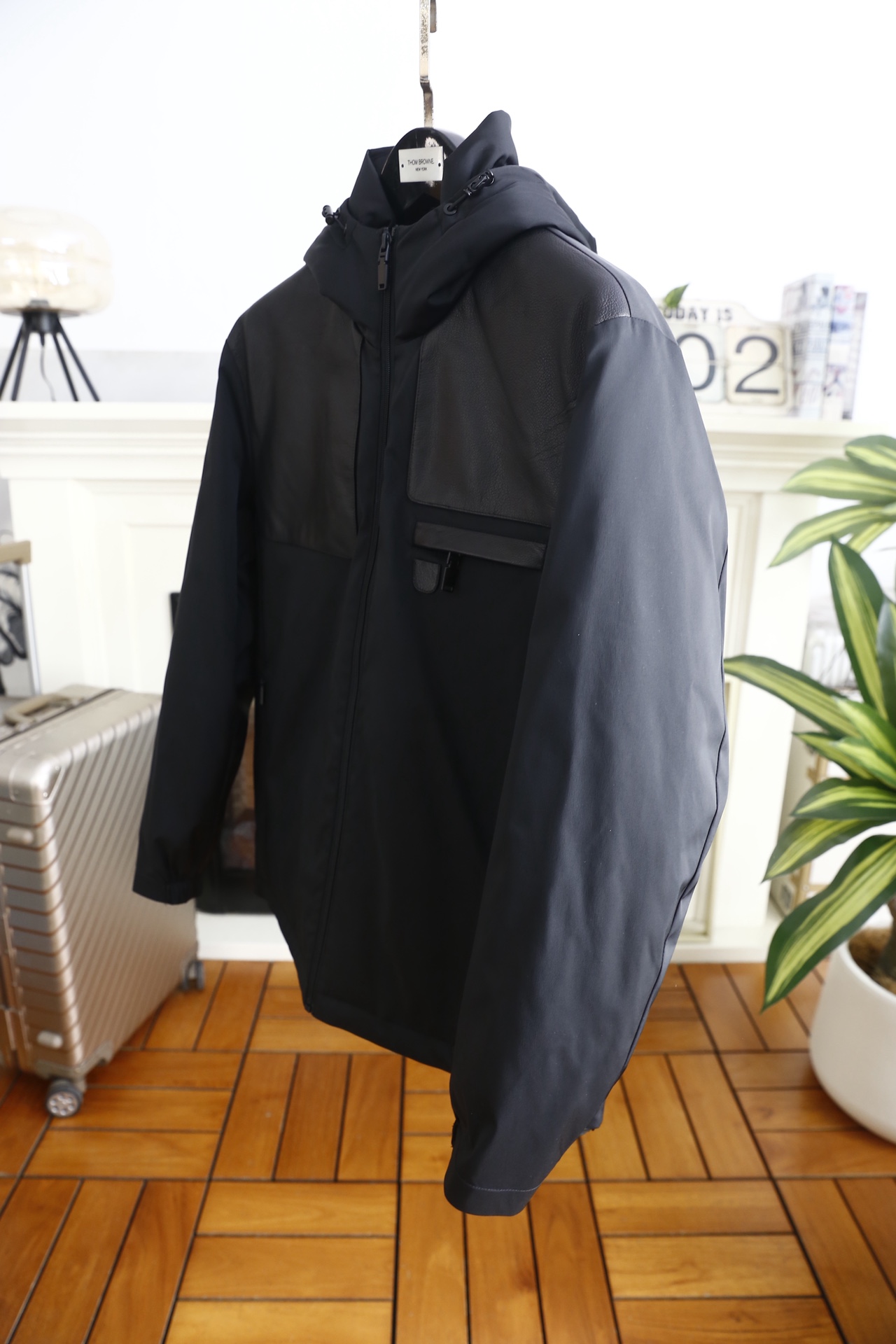 🔥杰尼亚.25秋冬新品男士连帽羽绒服👍采用防风防水的科技面料与质感皮革拼接打造，内胆填充优质羽绒，蓬松度