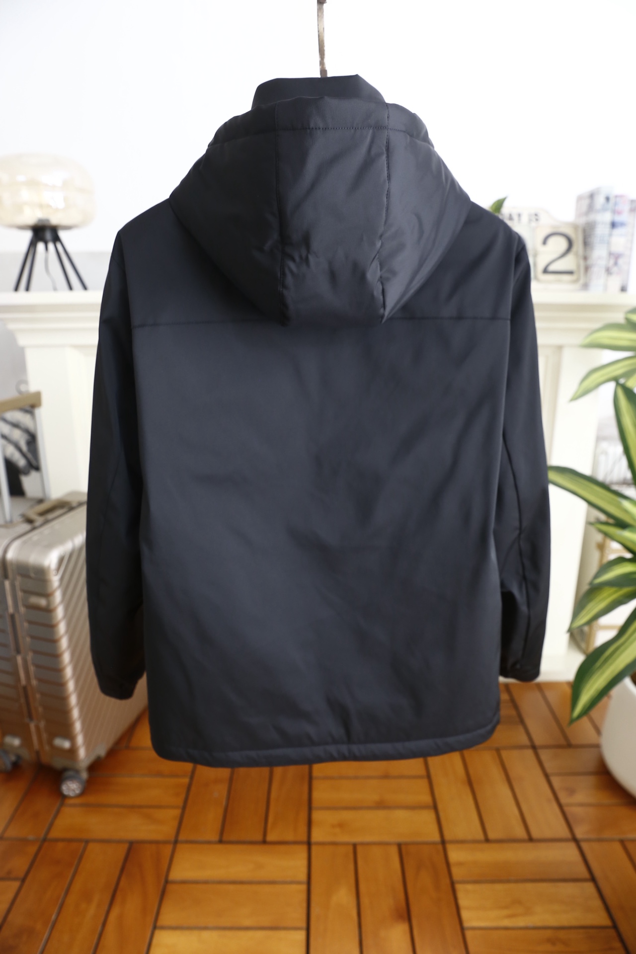 🔥杰尼亚.25秋冬新品男士连帽羽绒服👍采用防风防水的科技面料与质感皮革拼接打造，内胆填充优质羽绒，蓬松度