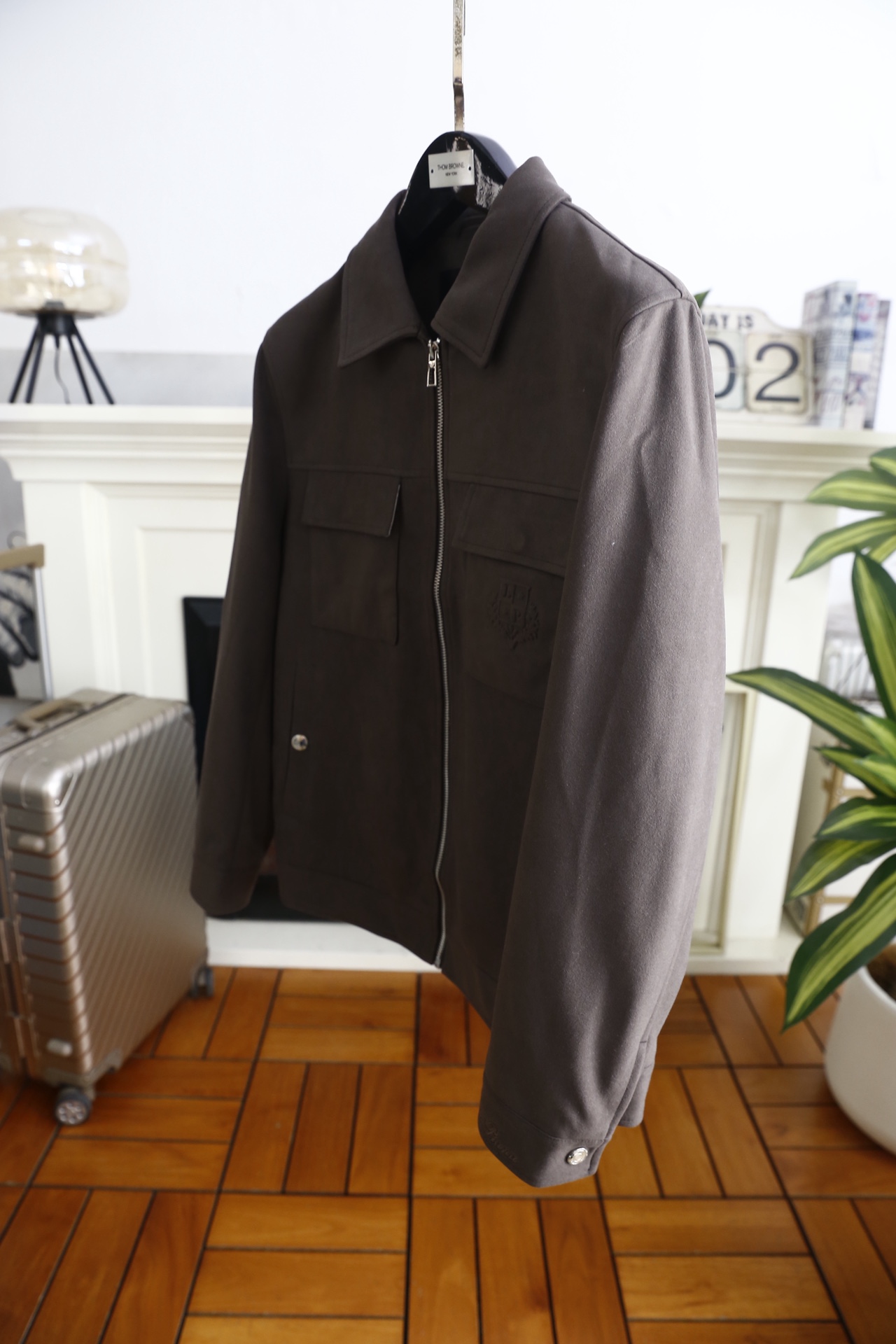 🔥lp🆕.25秋冬男士翻领夹克👍采用仿麂皮面料打造，触感柔软细腻且富有质感，具备良好的防风性与耐磨性；奢