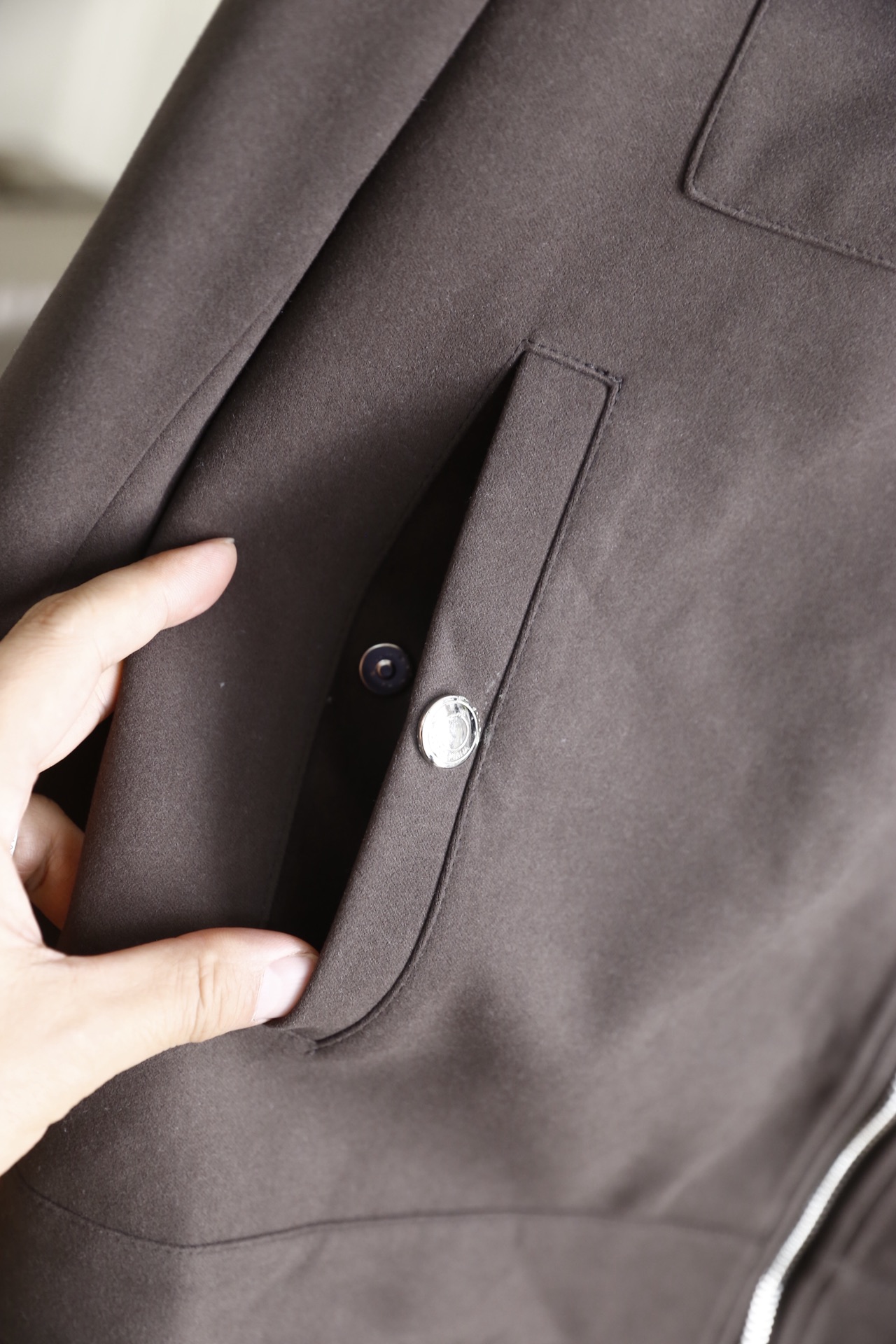 🔥lp🆕.25秋冬男士翻领夹克👍采用仿麂皮面料打造，触感柔软细腻且富有质感，具备良好的防风性与耐磨性；奢